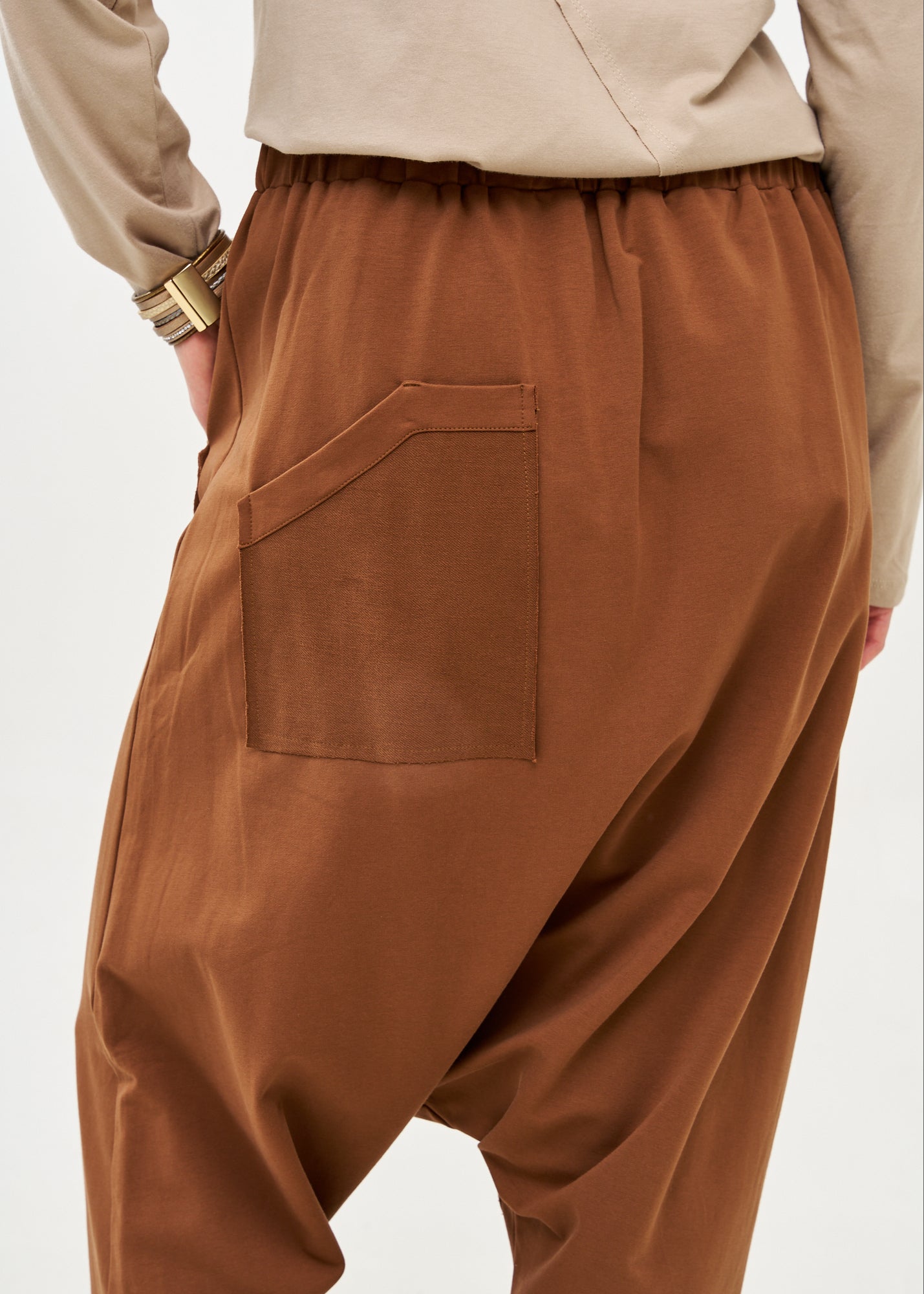 מכנסיים שקי טריקו עם כיס קנגרו חום