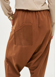 מכנסיים שקי טריקו עם כיס קנגרו חום