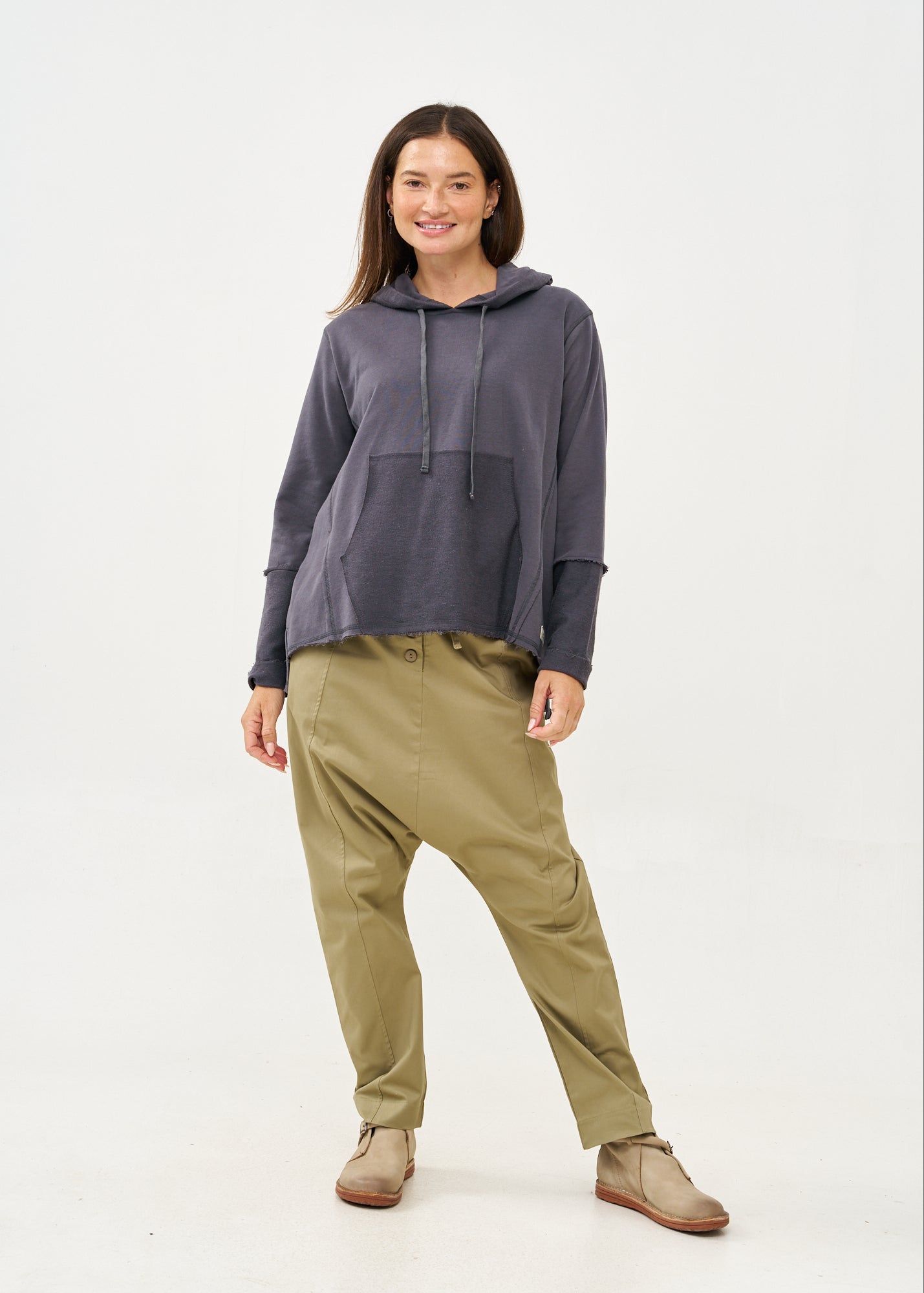 סווטשירט עם כובע וחתכים חיצוניים אפור כהה