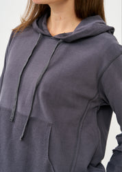 סווטשירט עם כובע וחתכים חיצוניים אפור כהה