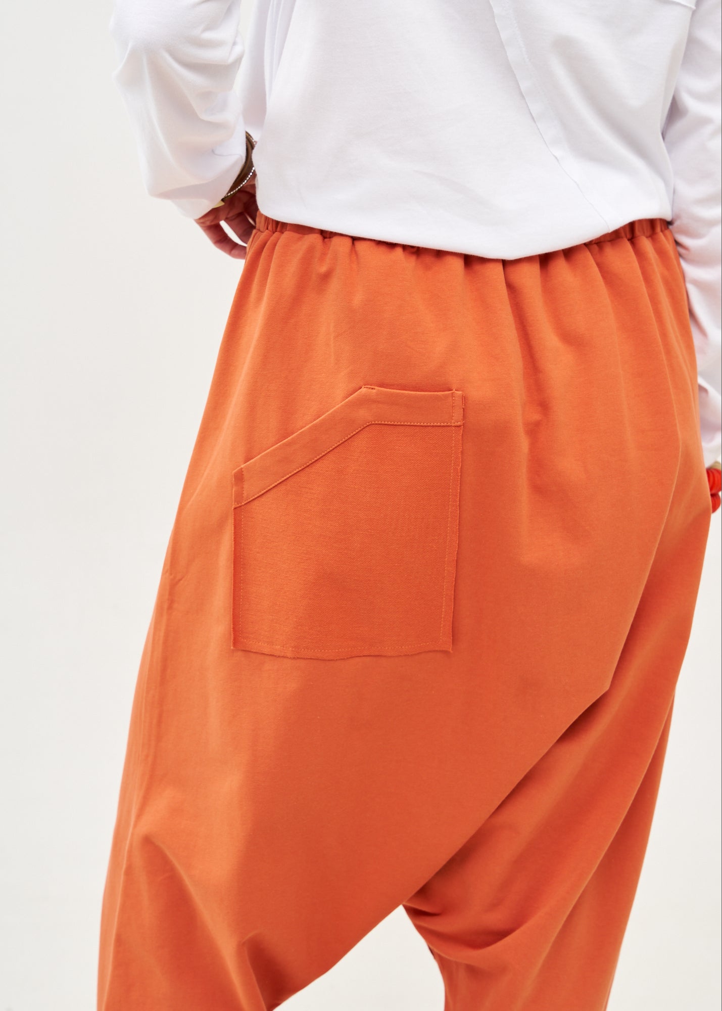 מכנסיים שקי טריקו עם כיס קנגרו חמרה