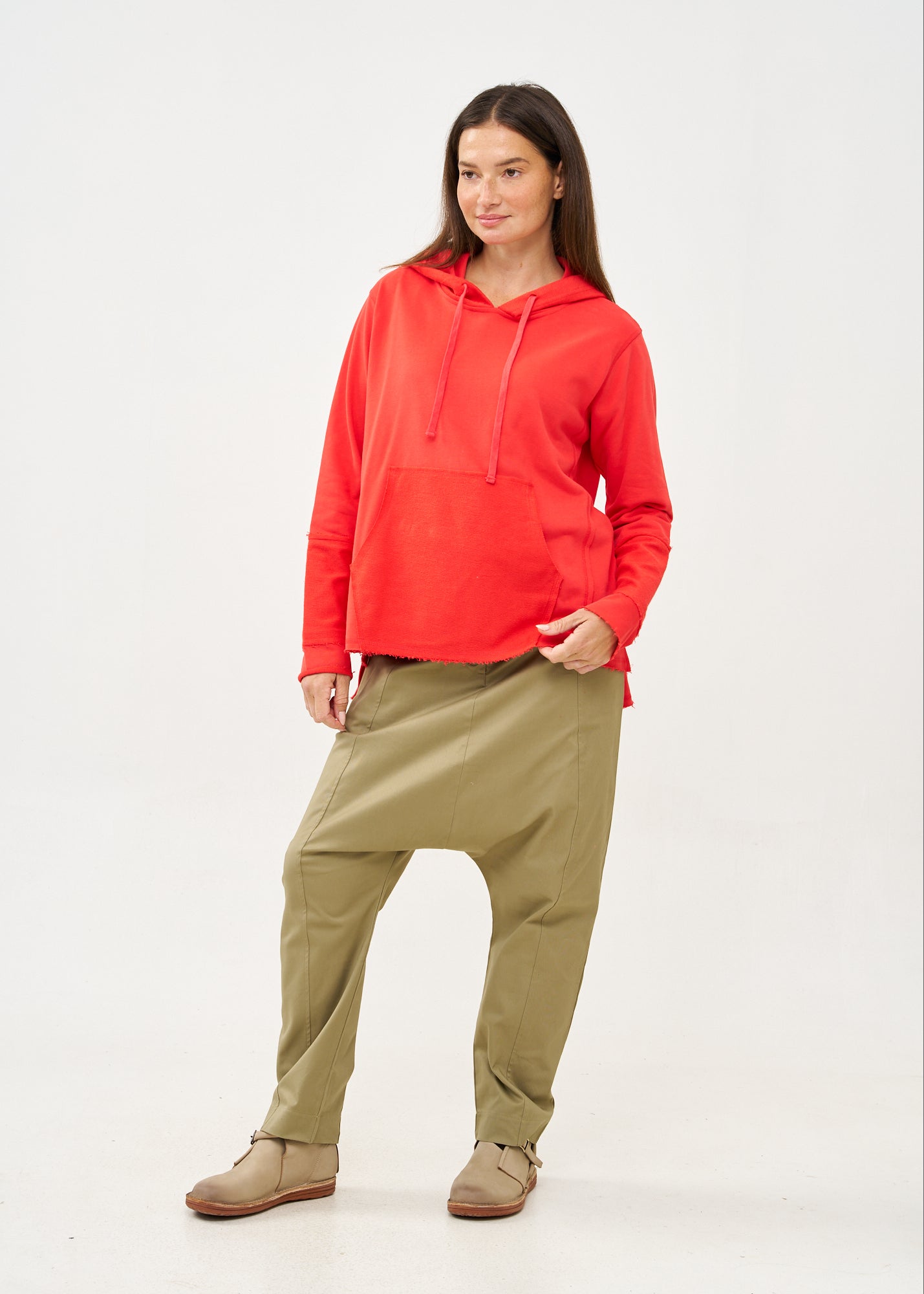 סווטשירט עם כובע וחתכים חיצוניים אדום