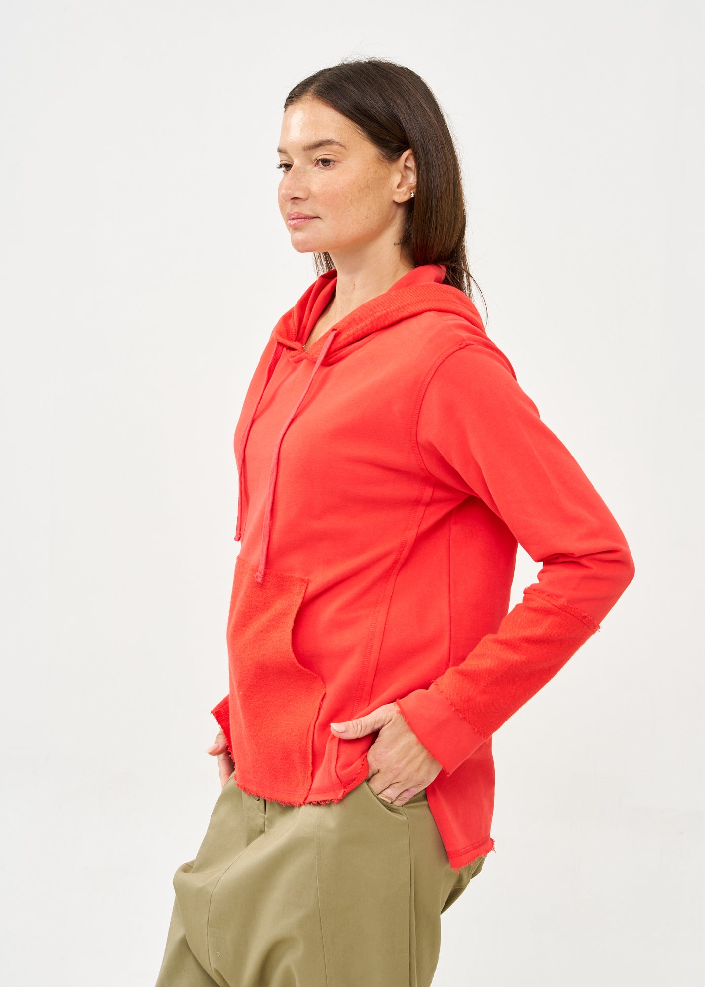 סווטשירט עם כובע וחתכים חיצוניים אדום