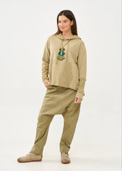 סווטשירט עם כובע וחתכים חיצוניים חום