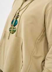 סווטשירט עם כובע וחתכים חיצוניים חום