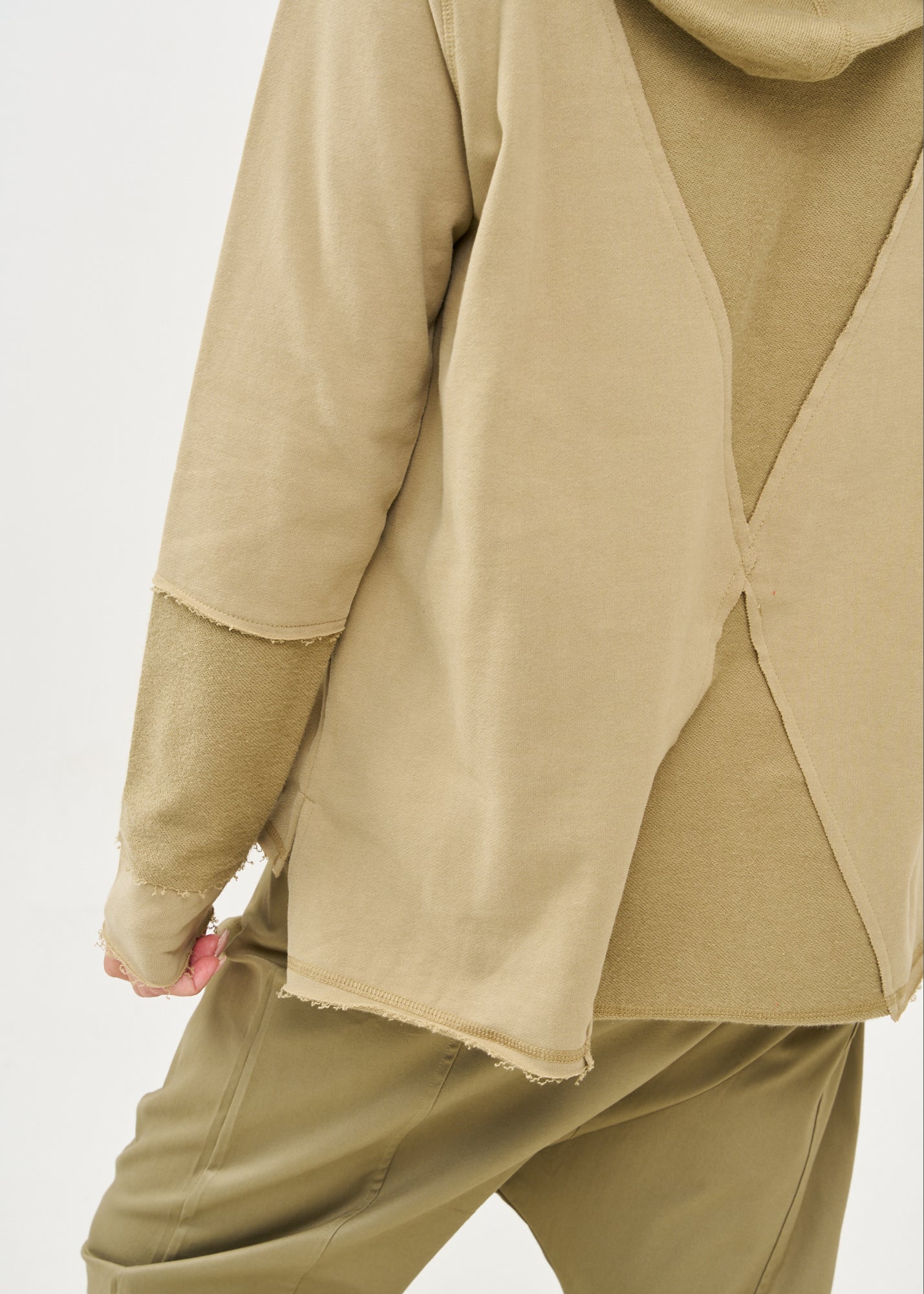 סווטשירט עם כובע וחתכים חיצוניים חום