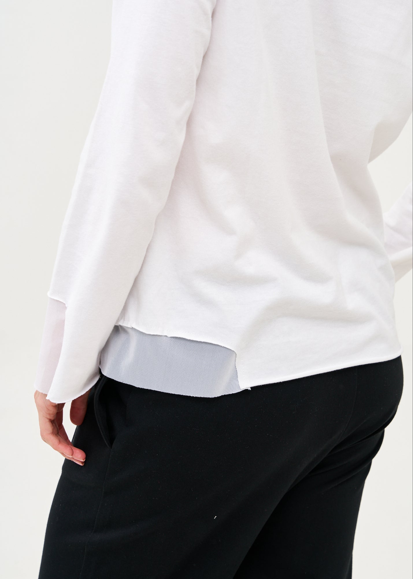 חולצה עם שילוב רשת שרוול ארוך לבן