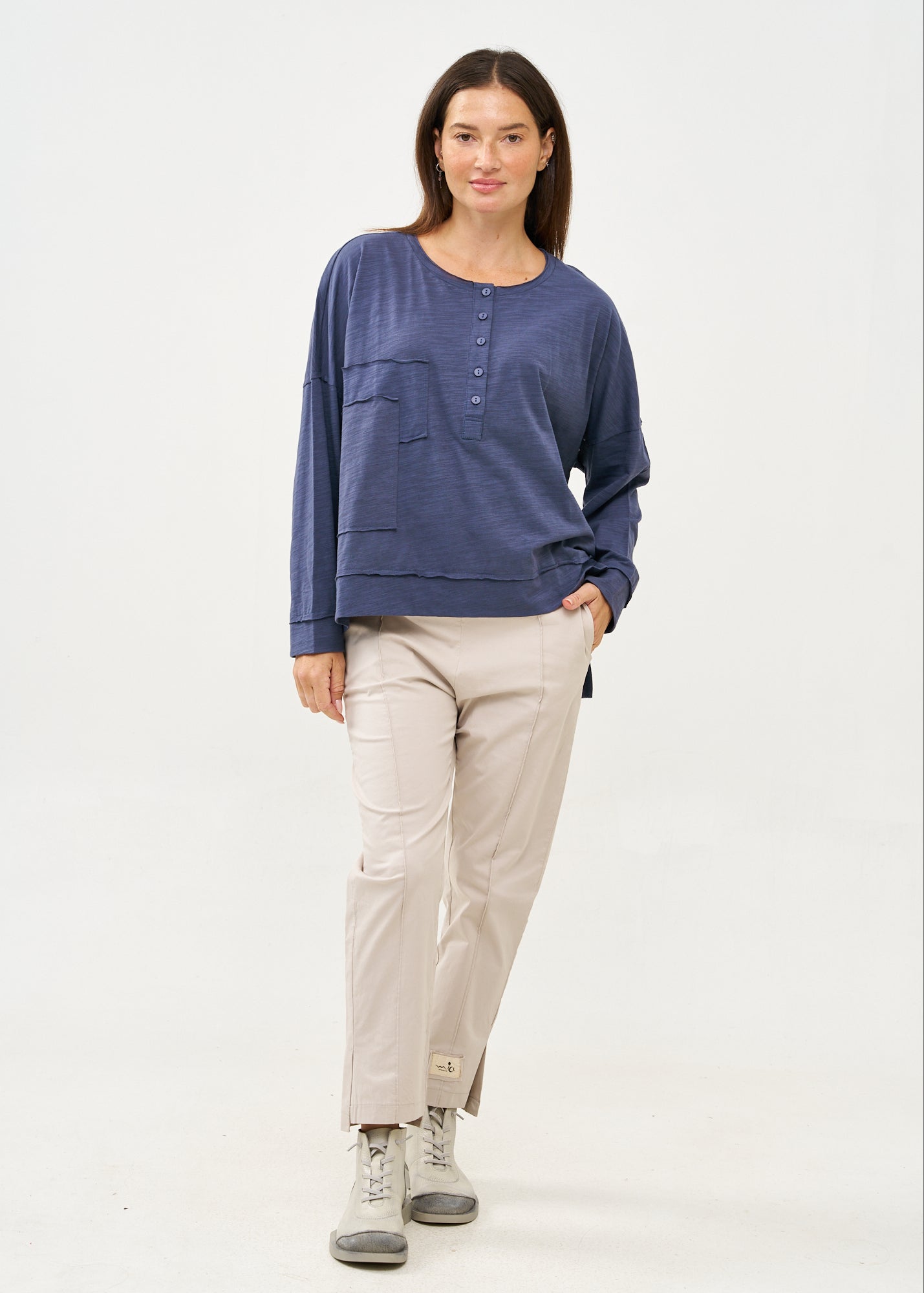 חולצה שרוול ארוך חצי כפתרה ודמוי כיס כחול כהה