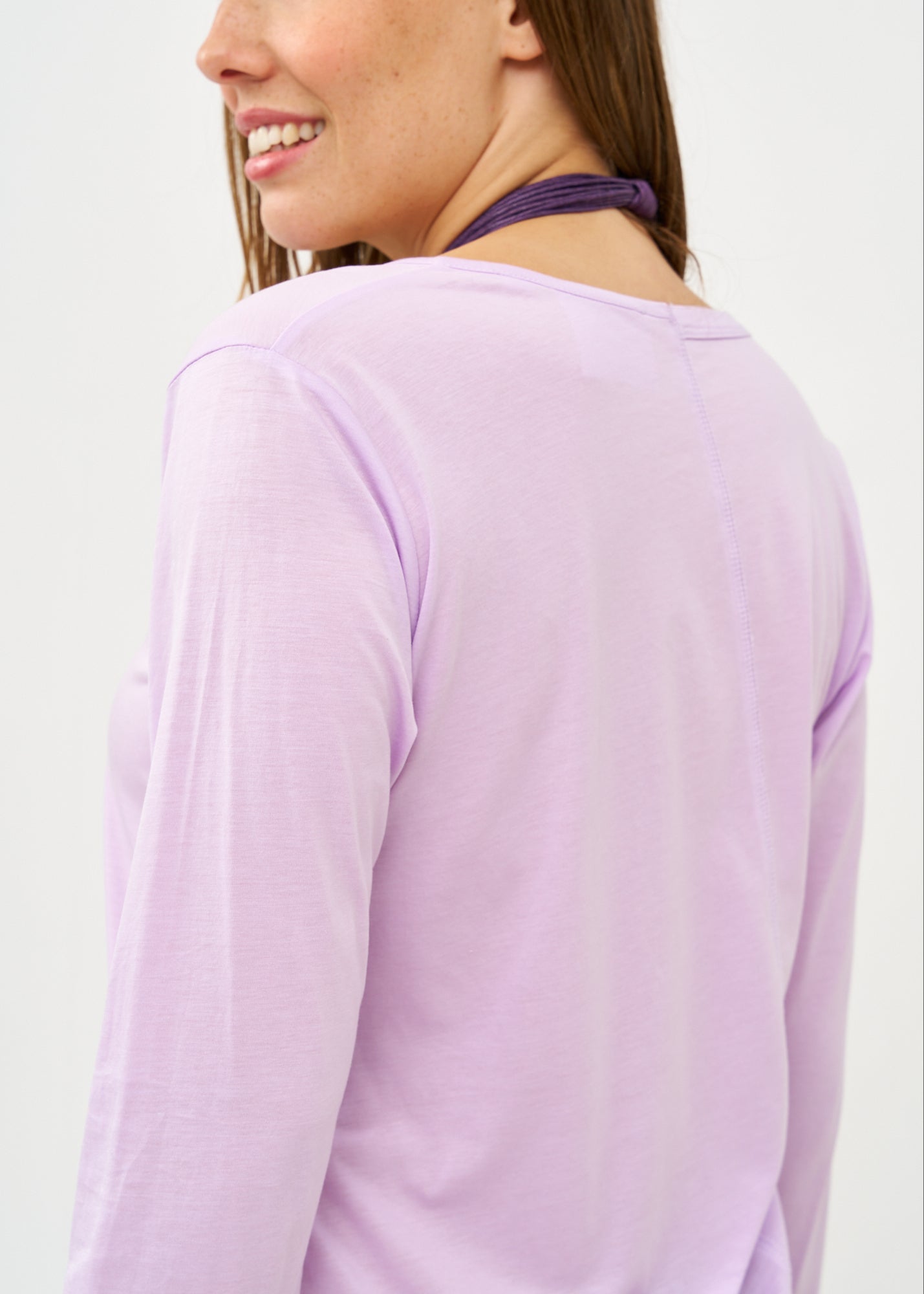 טי שרט מפתח וי בד רך סגול