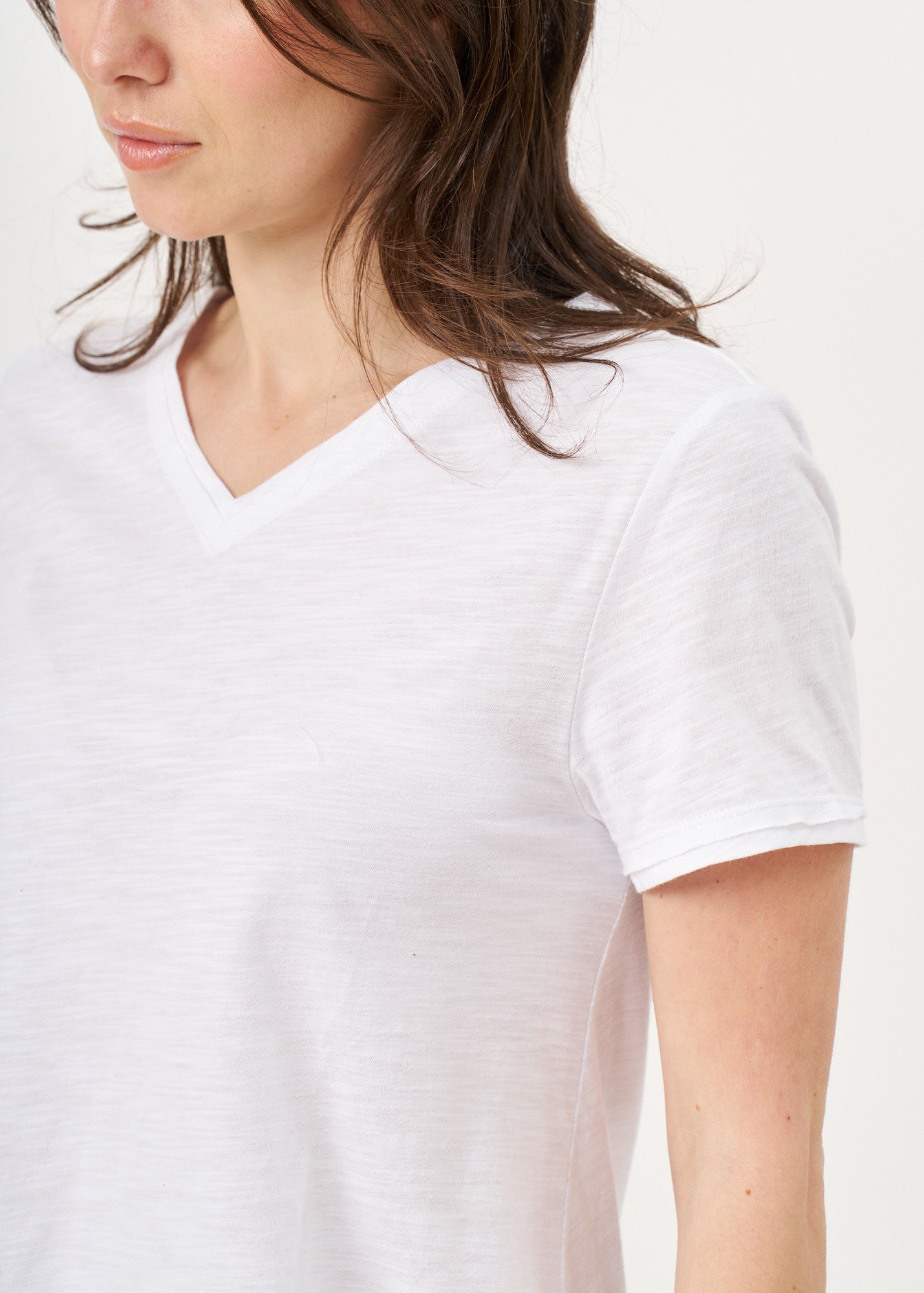White V-neck triangle extension T-shirt