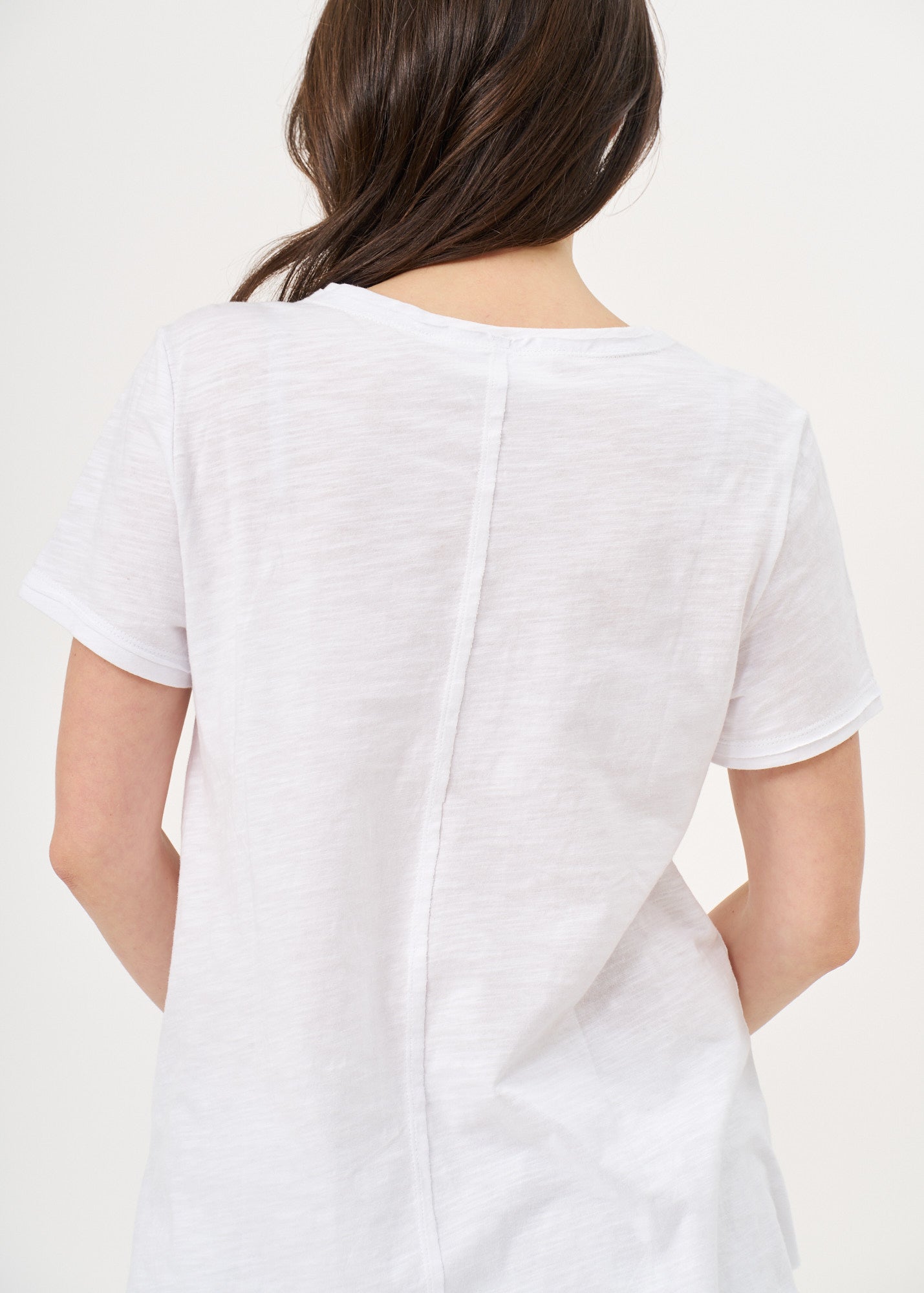 White V-neck triangle extension T-shirt