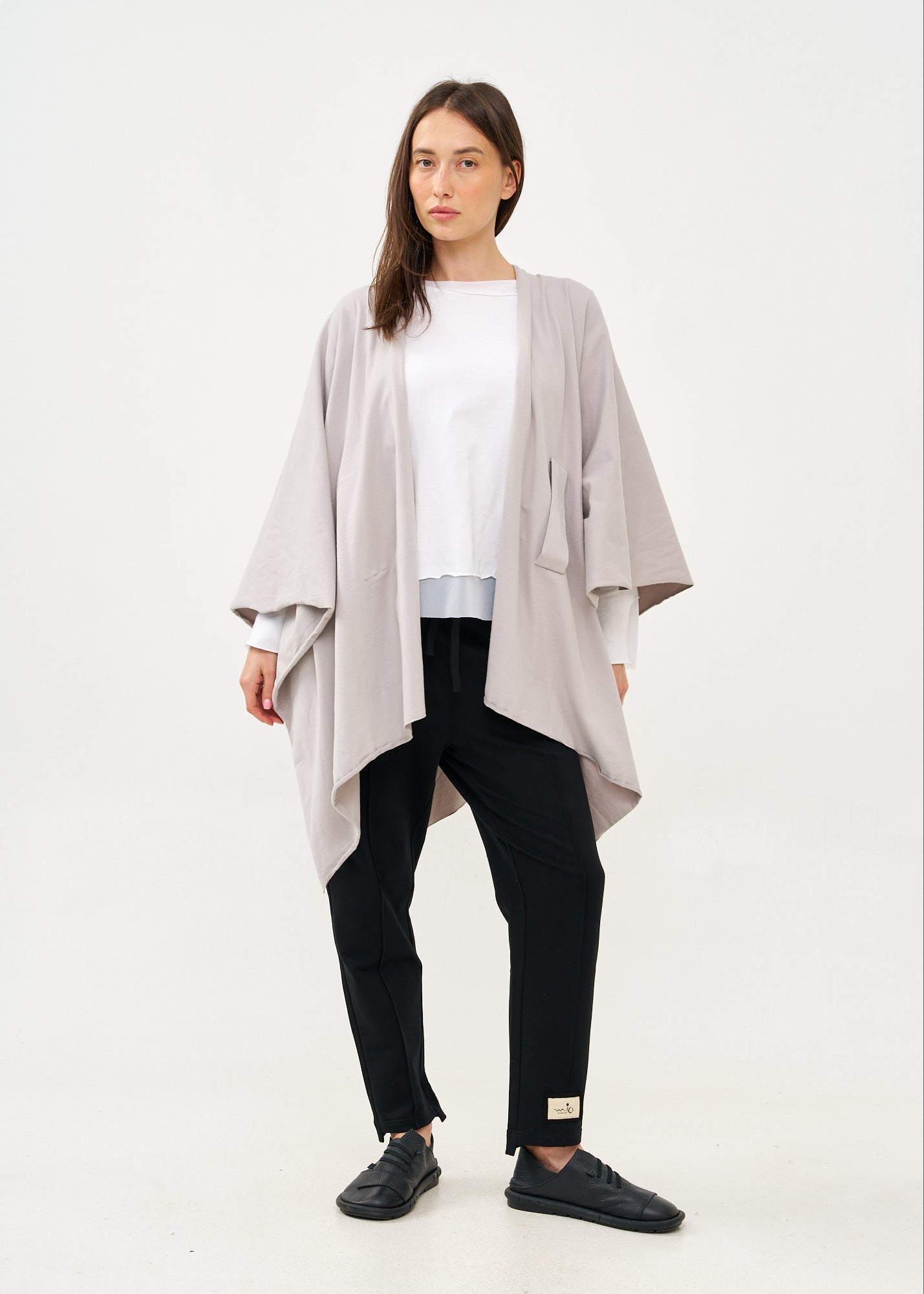 שכמייה עם סגירה אלכסונית אפור בהיר