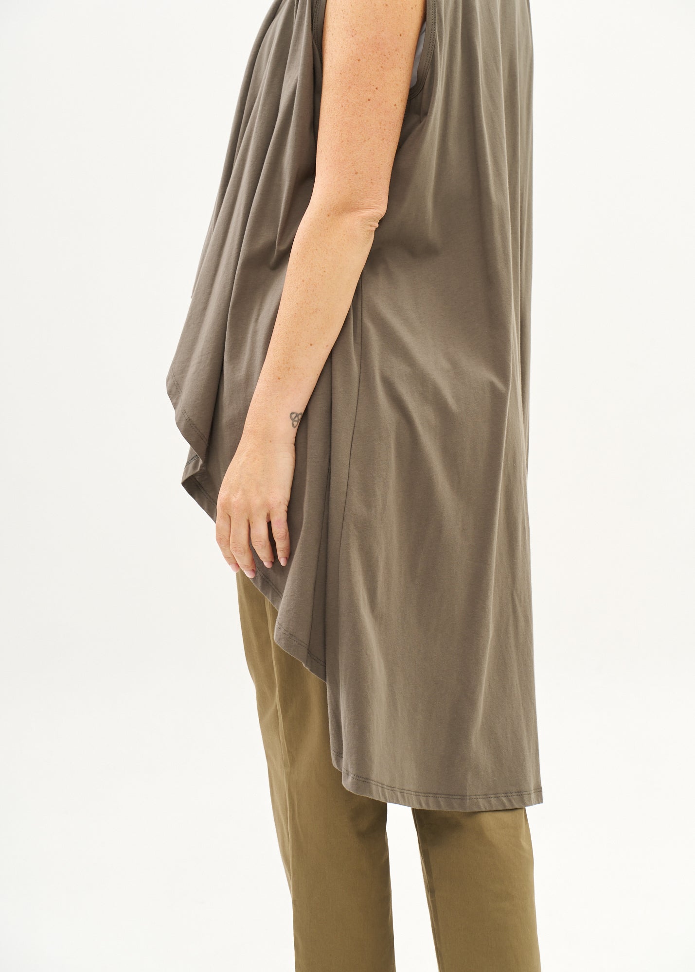 וסט טריקו ללא סגירה אפור כהה