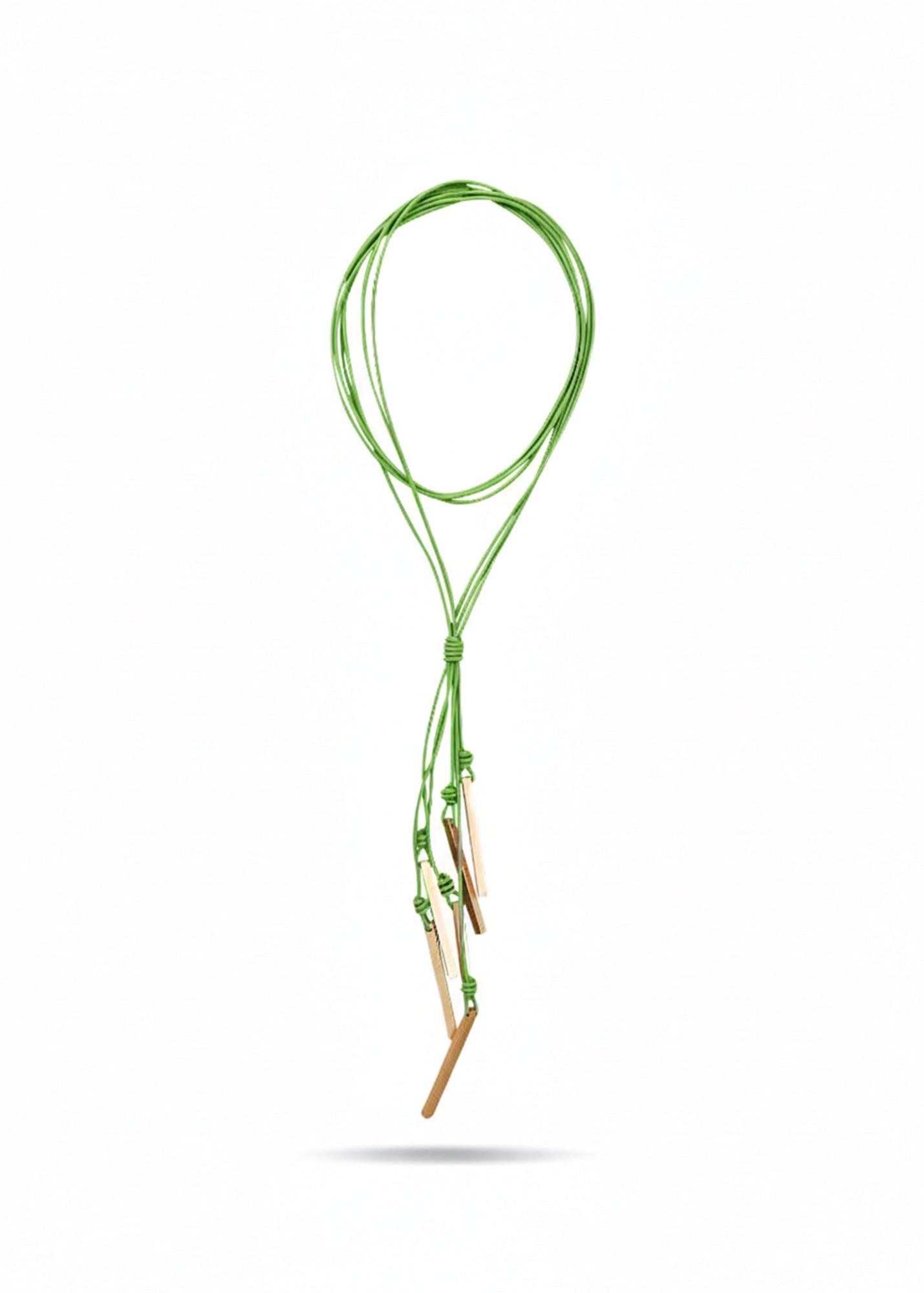 שרשרת עור ארוכה עם פרנזים מלבני מתכת ירוק