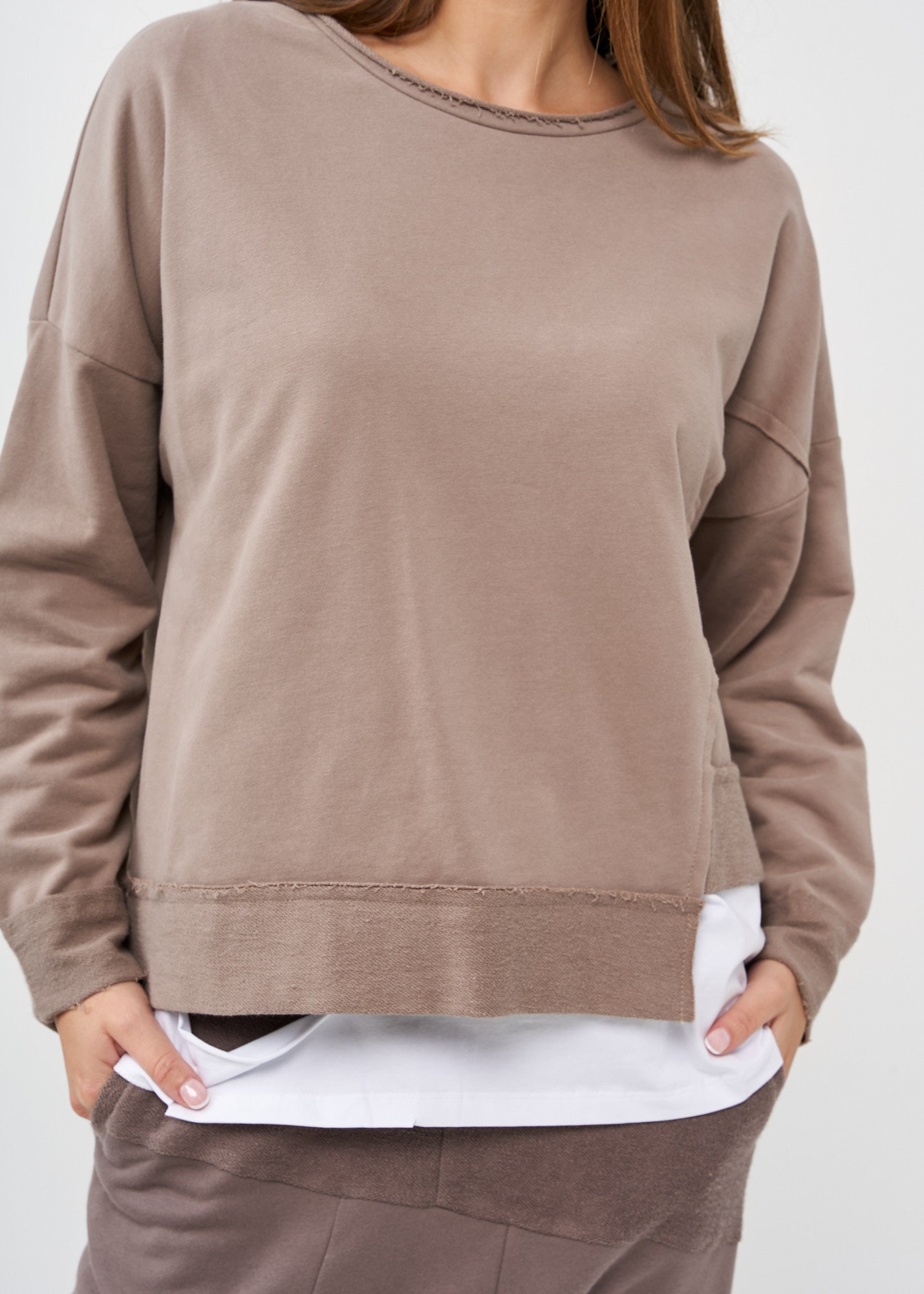 סווטשירט סיומת אסימטרית חום