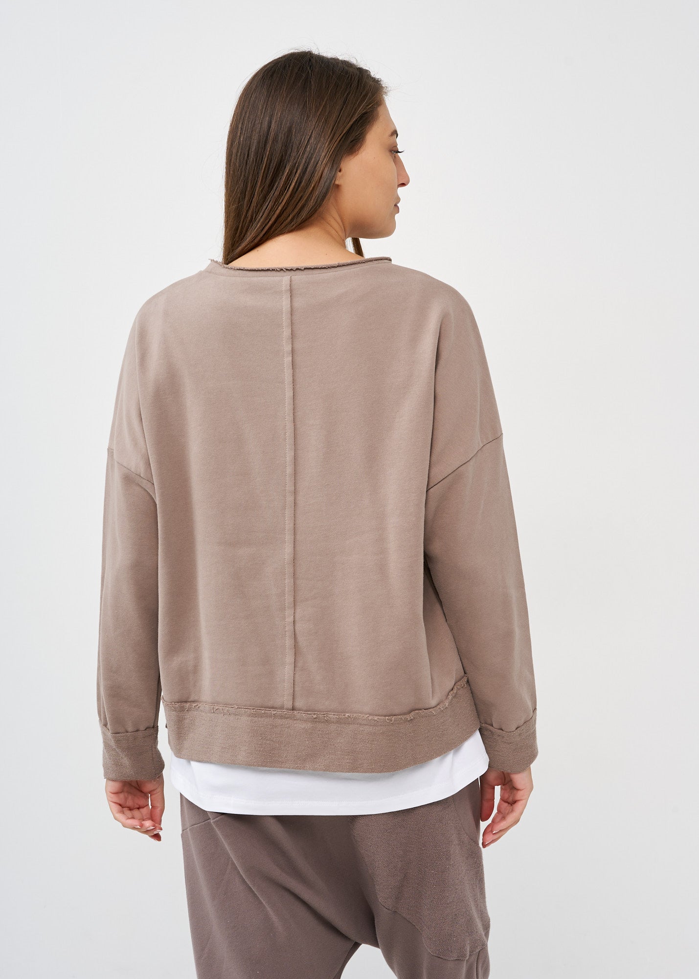 סווטשירט סיומת אסימטרית חום