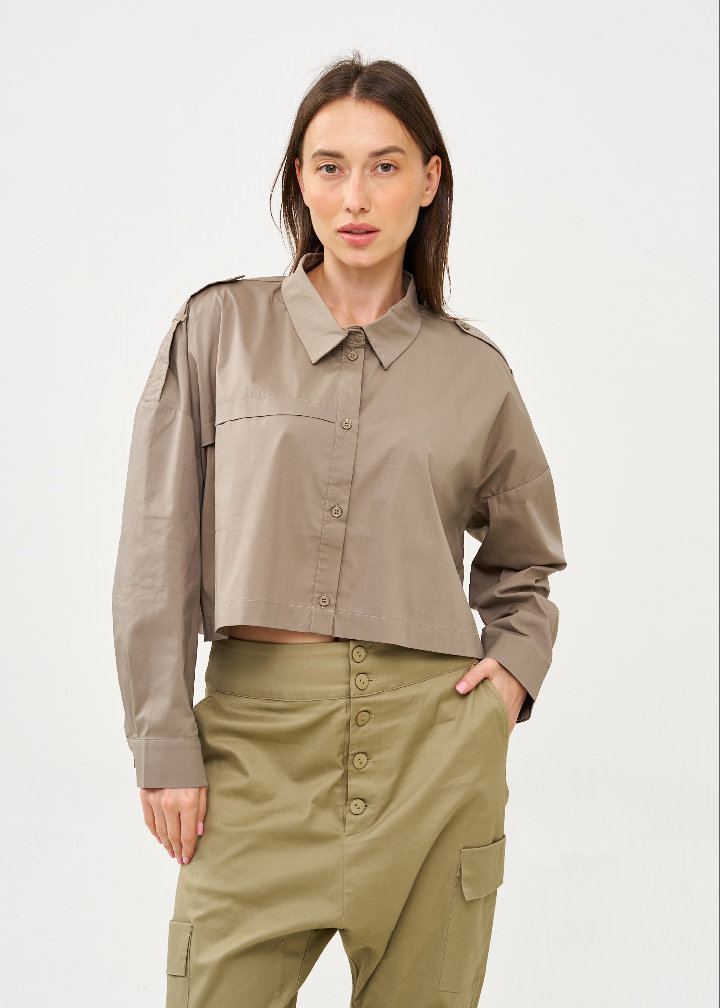 חולצה מכופתרת עם כותפת ארוכה אפור