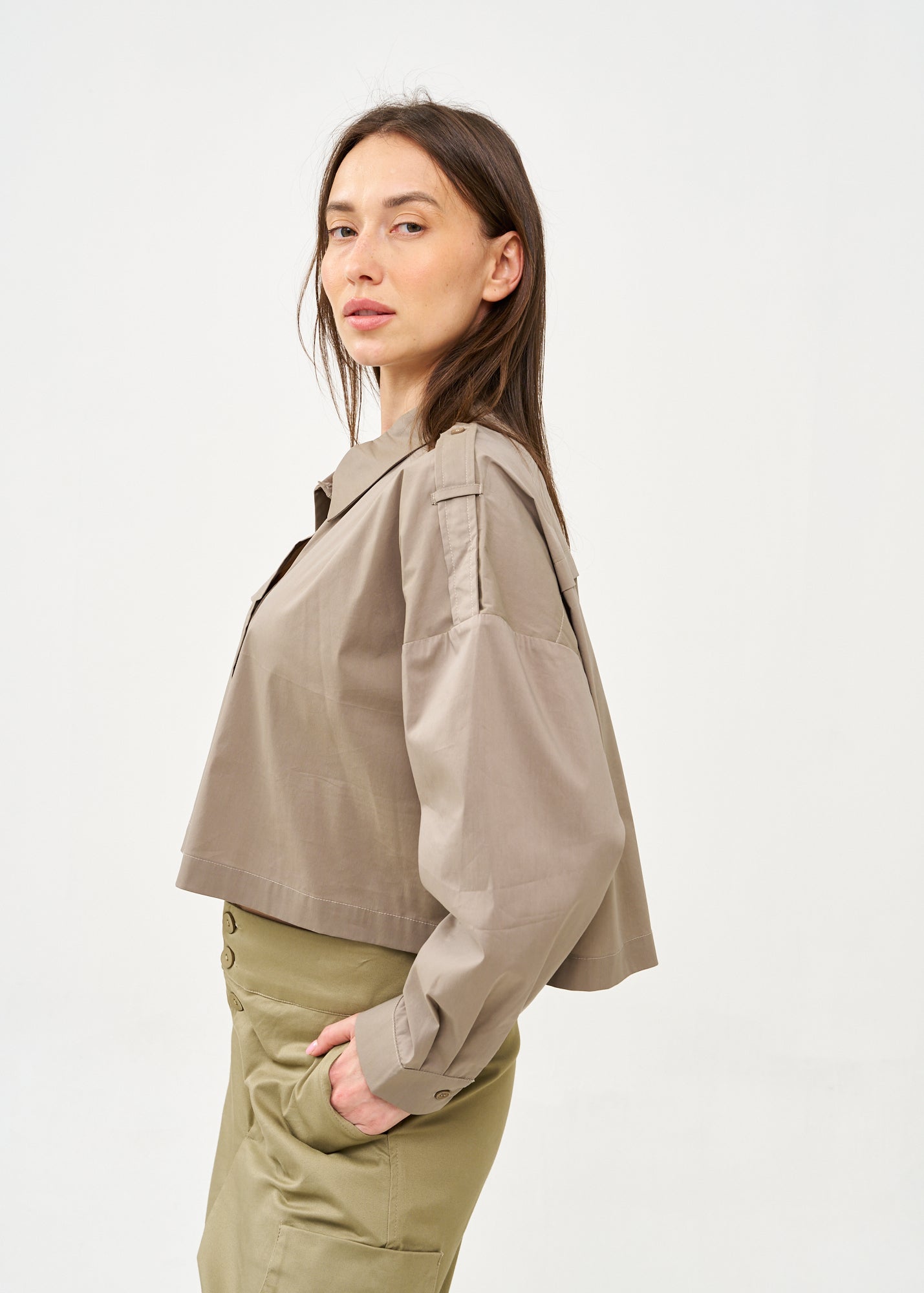 חולצה מכופתרת עם כותפת ארוכה אפור