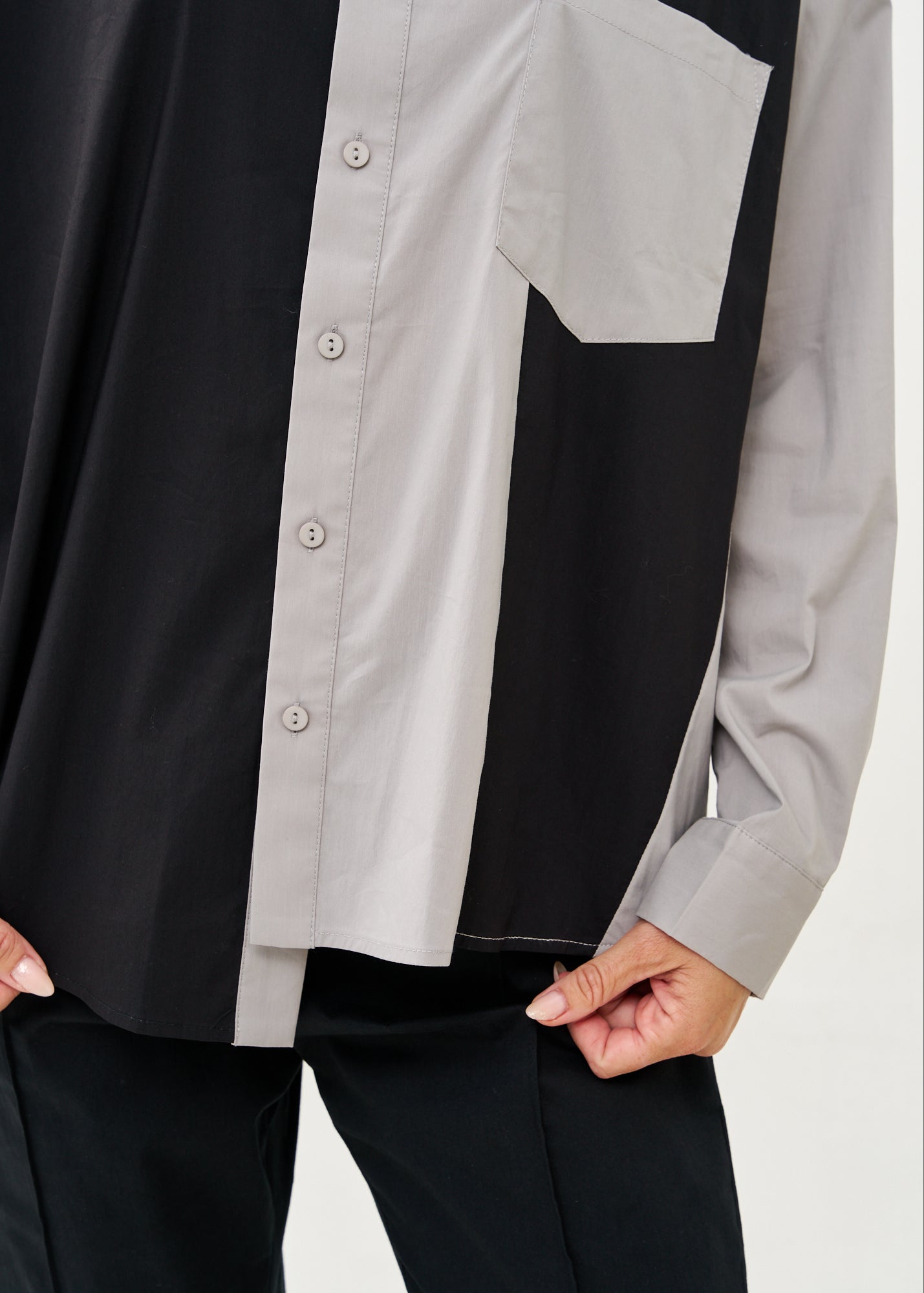 חולצה מכופתרת שילוב שני צבעים שחור