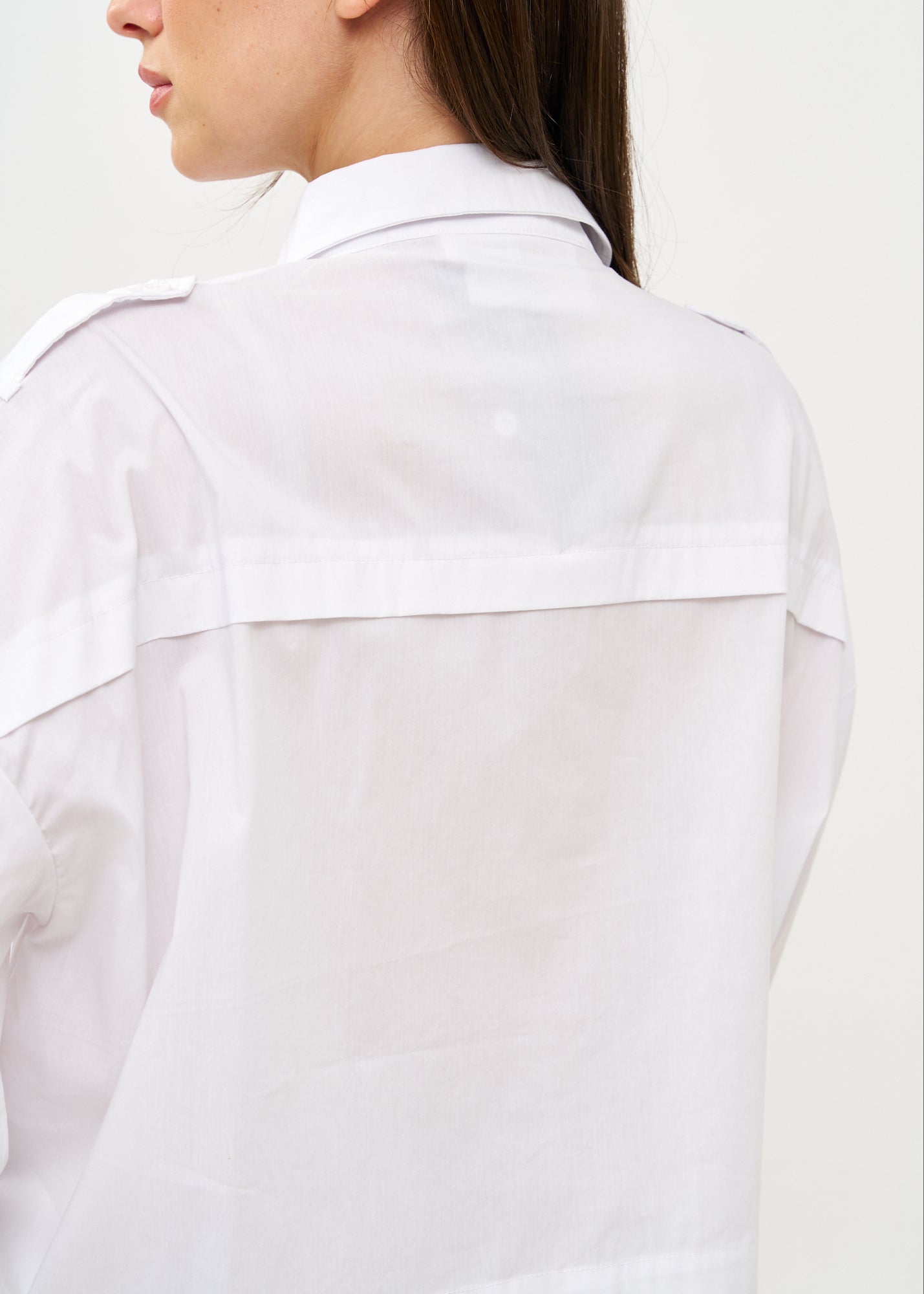 חולצה מכופתרת עם כותפת ארוכה לבן