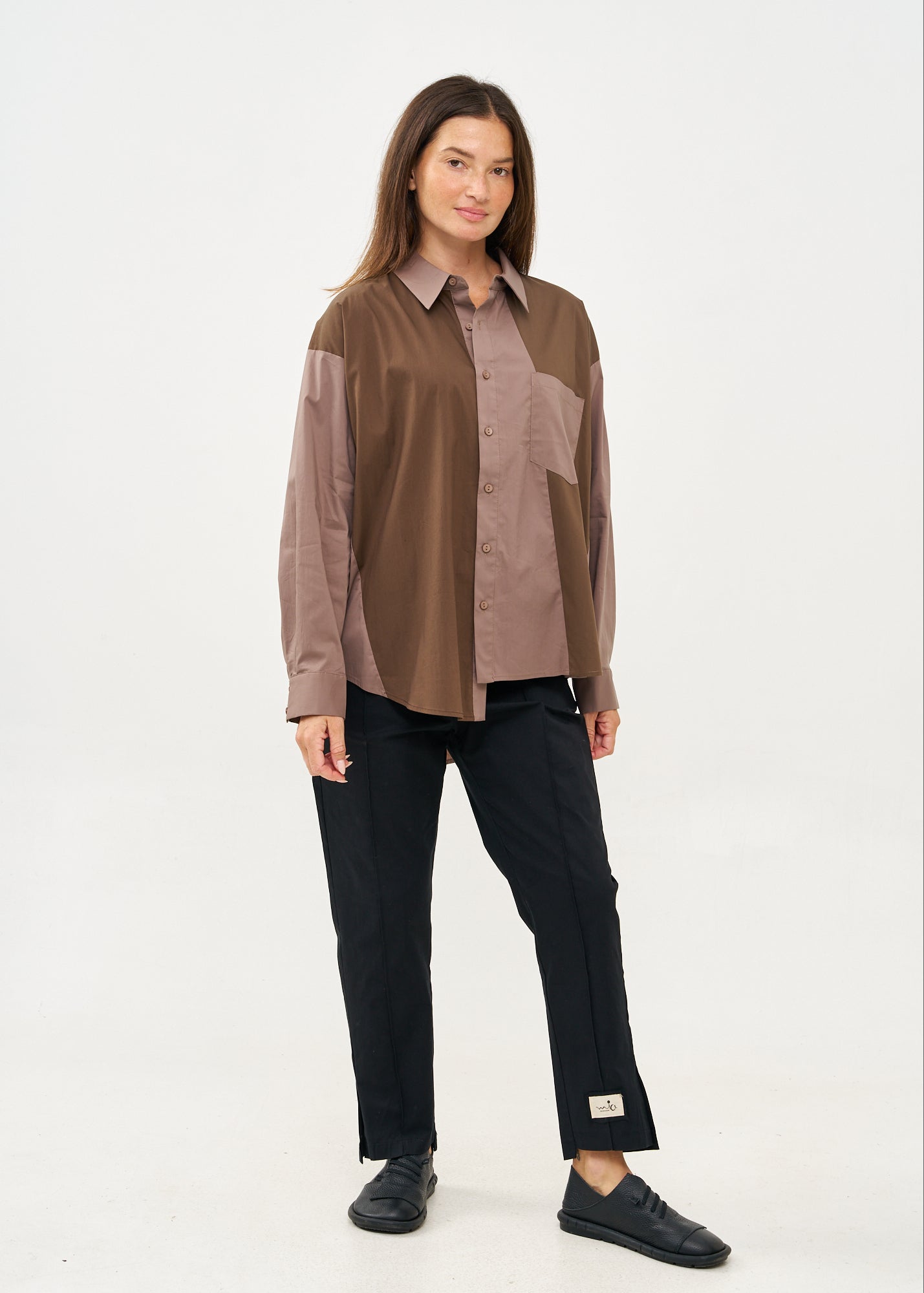 חולצה מכופתרת שילוב שני צבעים חום