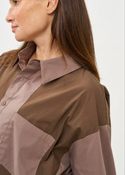 חולצה מכופתרת שילוב שני צבעים חום