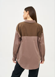 חולצה מכופתרת שילוב שני צבעים חום