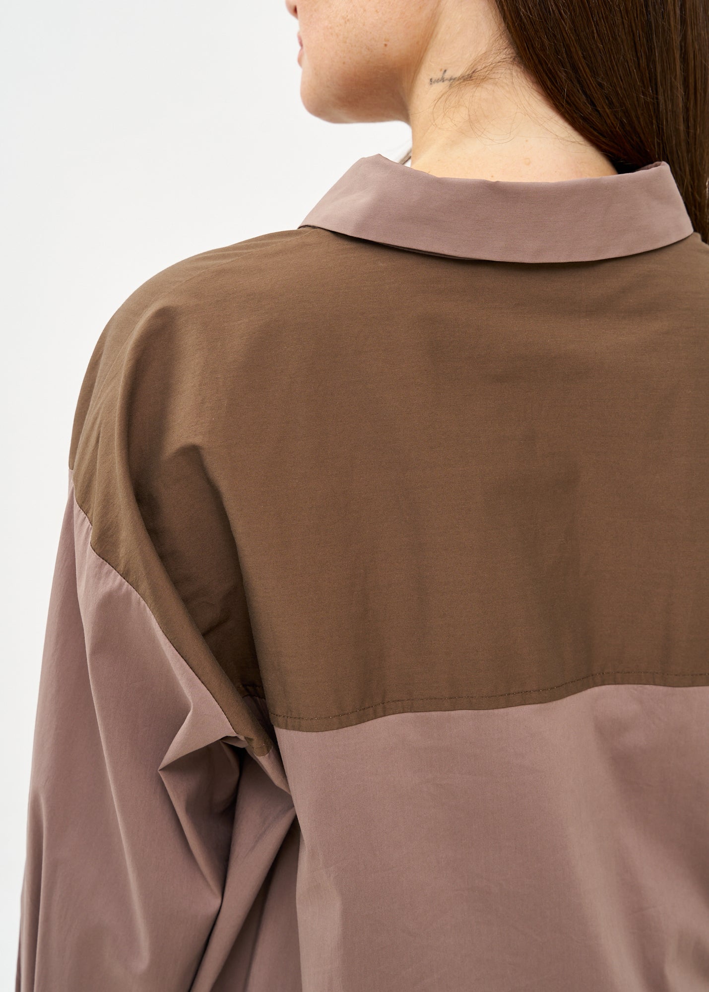 חולצה מכופתרת שילוב שני צבעים חום