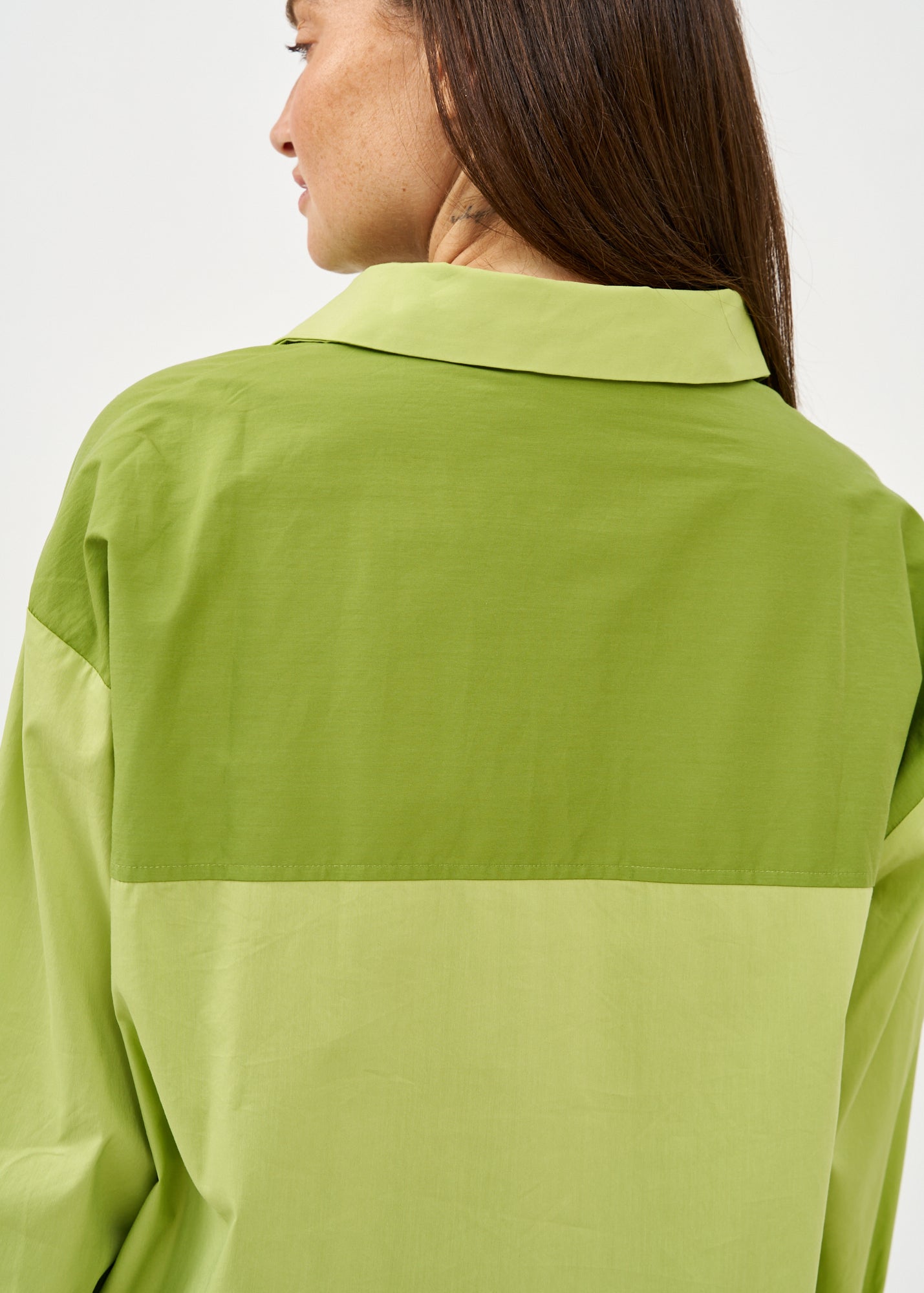 חולצה מכופתרת שילוב שני צבעים ירוק