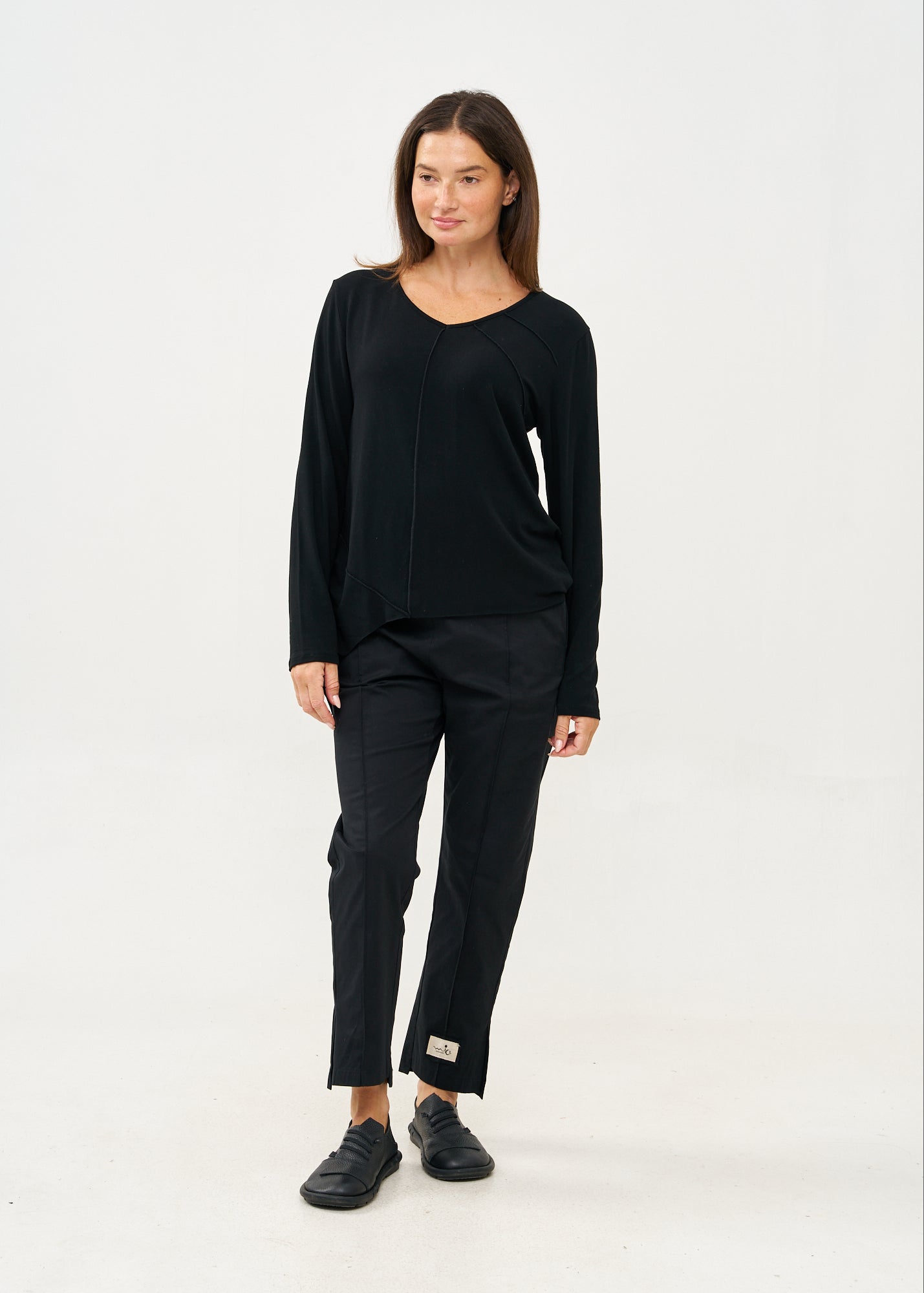 חולצה שרוול ארוך מפתח וי סריג דק שחור