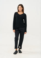 חולצה שרוול ארוך מפתח וי סריג דק שחור