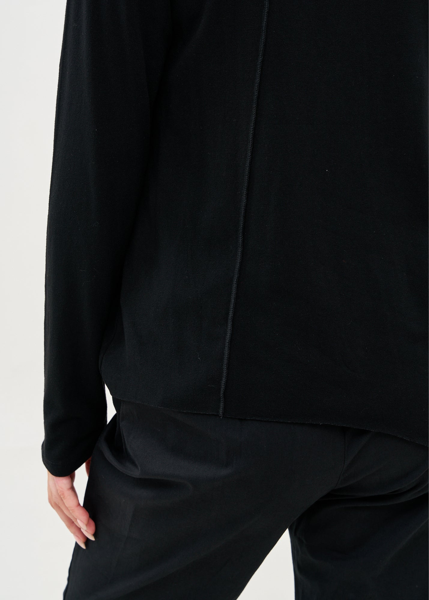 חולצה שרוול ארוך מפתח וי סריג דק שחור