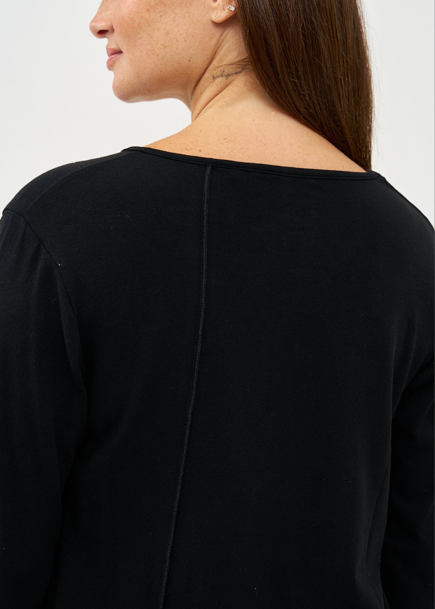 חולצה שרוול ארוך מפתח וי סריג דק שחור