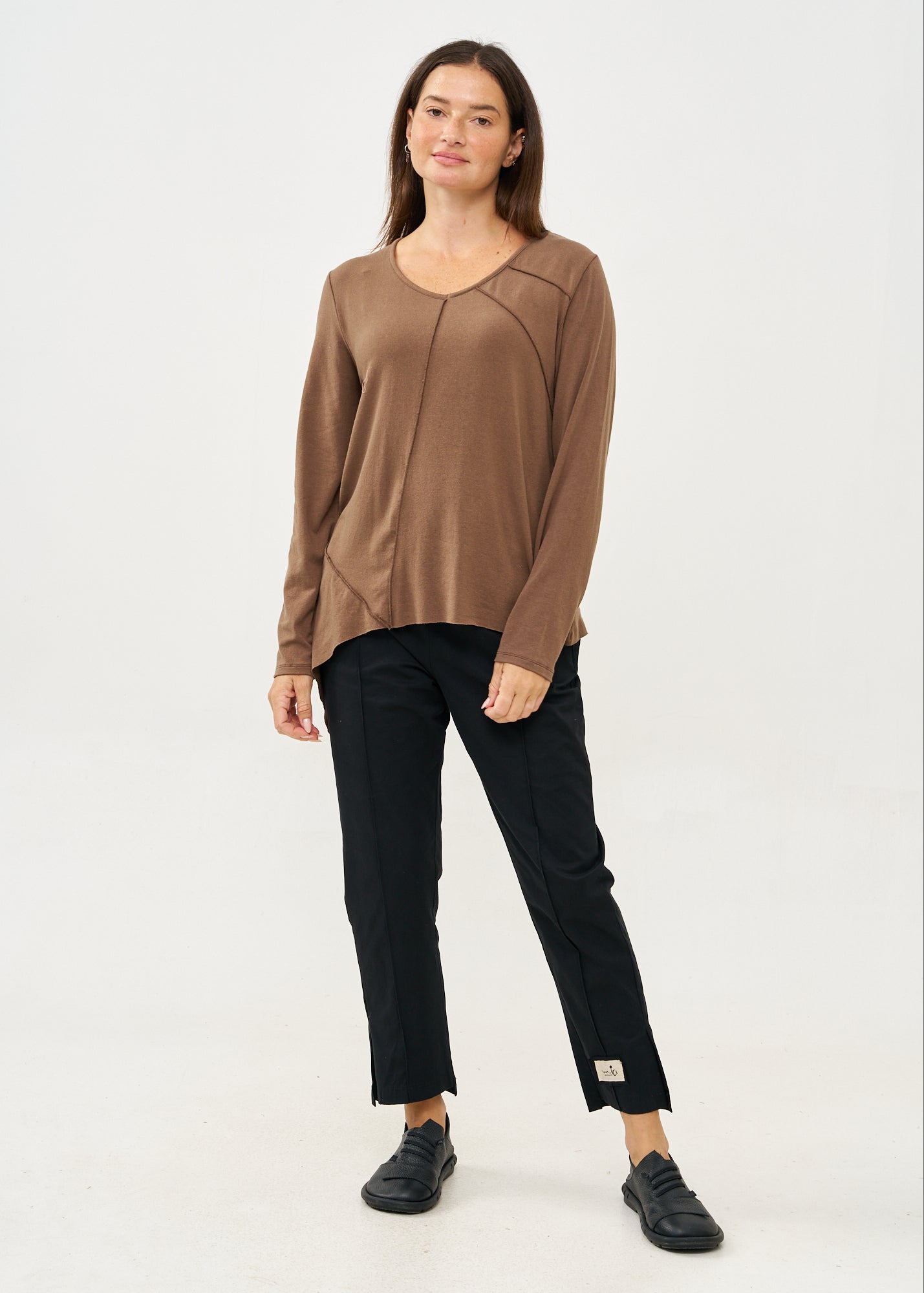 חולצה שרוול ארוך מפתח וי סריג דק חום