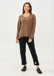 חולצה שרוול ארוך מפתח וי סריג דק חום