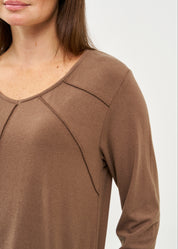 חולצה שרוול ארוך מפתח וי סריג דק חום