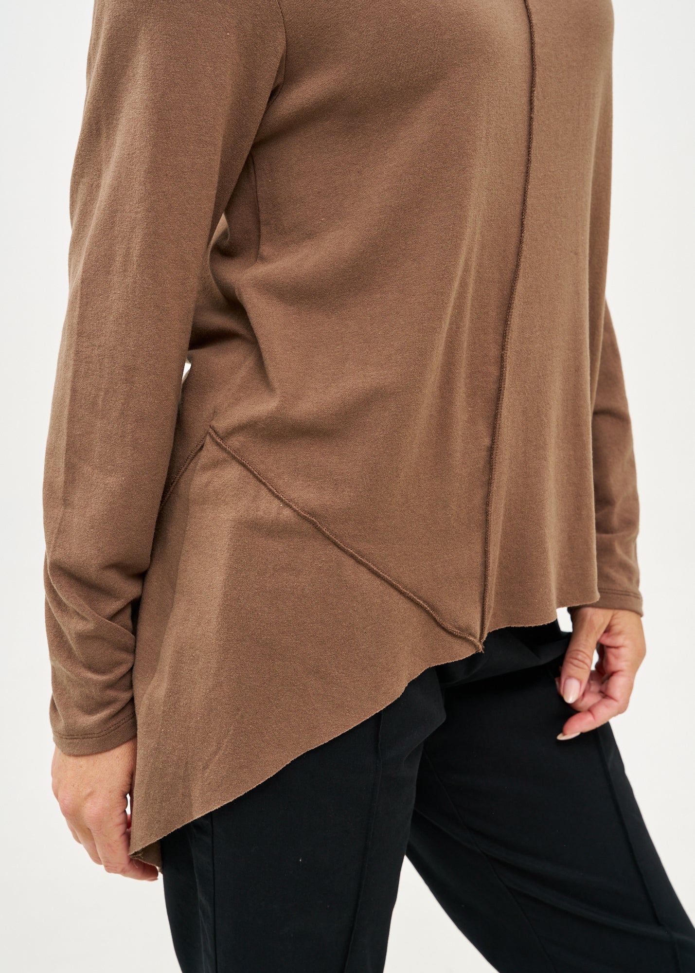 חולצה שרוול ארוך מפתח וי סריג דק חום