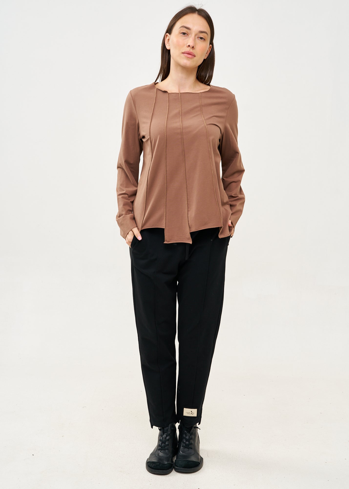 חולצה שרוול ארוך מפתח וסיומת מדורגת חום