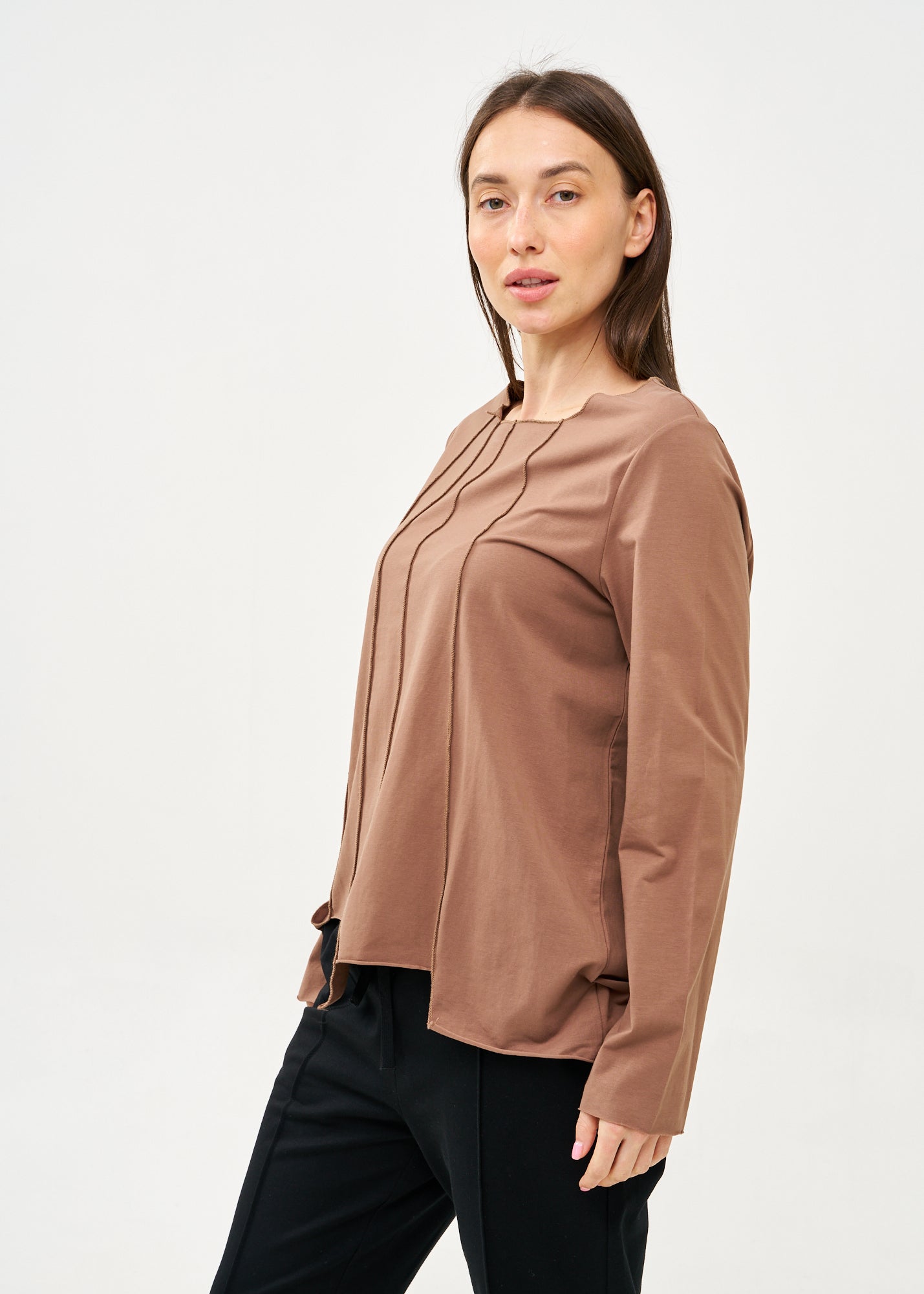 חולצה שרוול ארוך מפתח וסיומת מדורגת חום