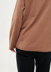 חולצה שרוול ארוך מפתח וסיומת מדורגת חום