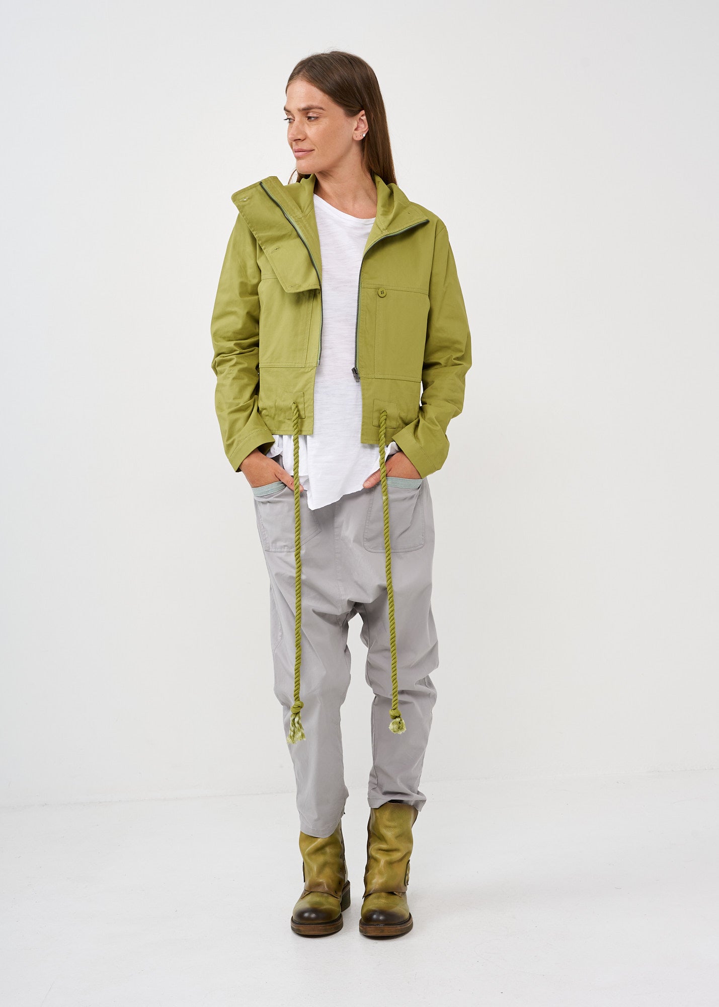 Three-button jacket and green rope