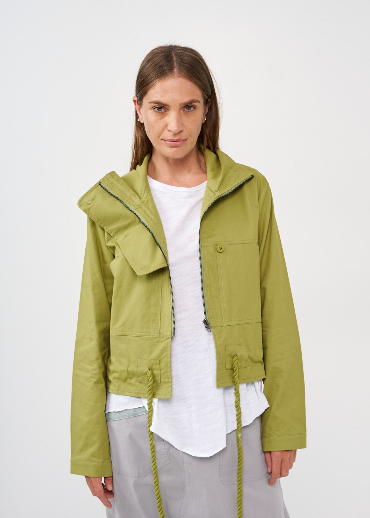 Three-button jacket and green rope