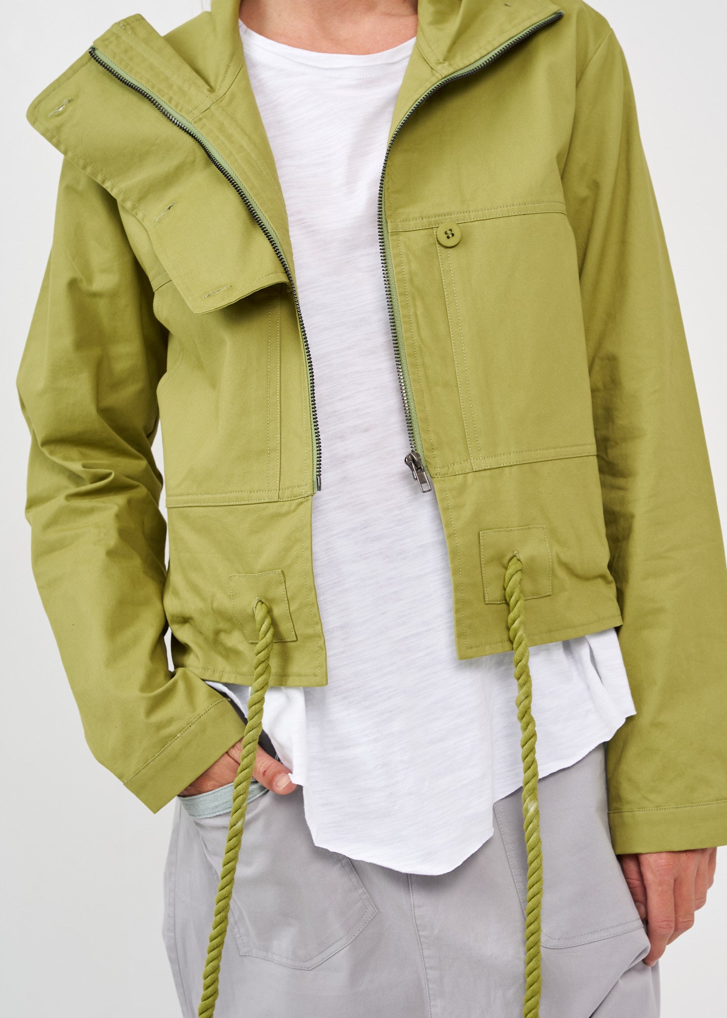 Three-button jacket and green rope