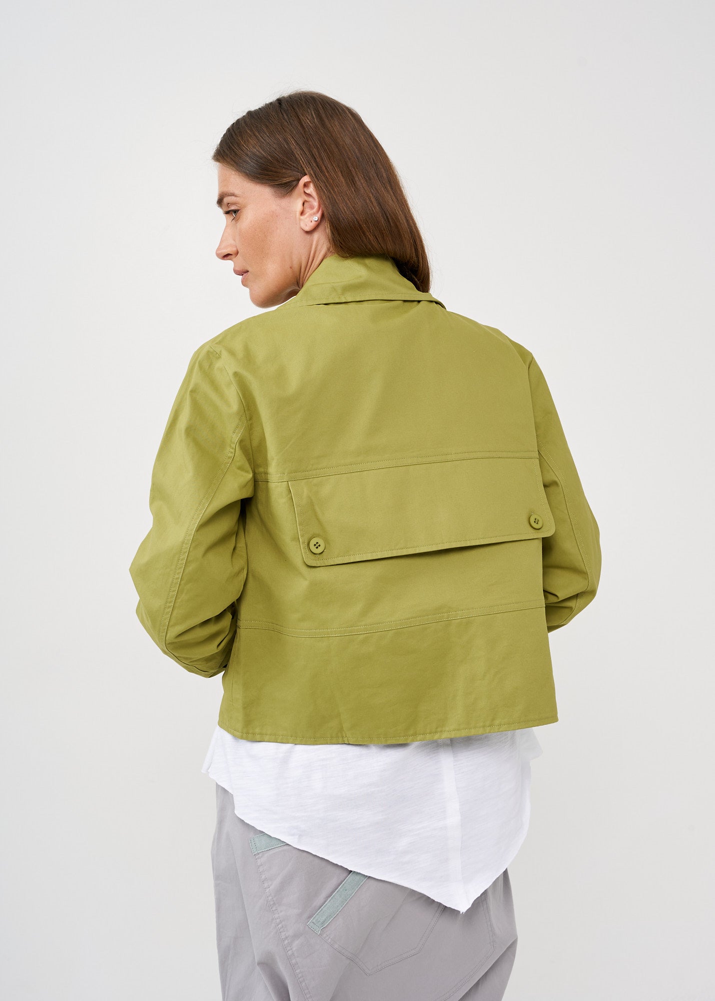 Three-button jacket and green rope