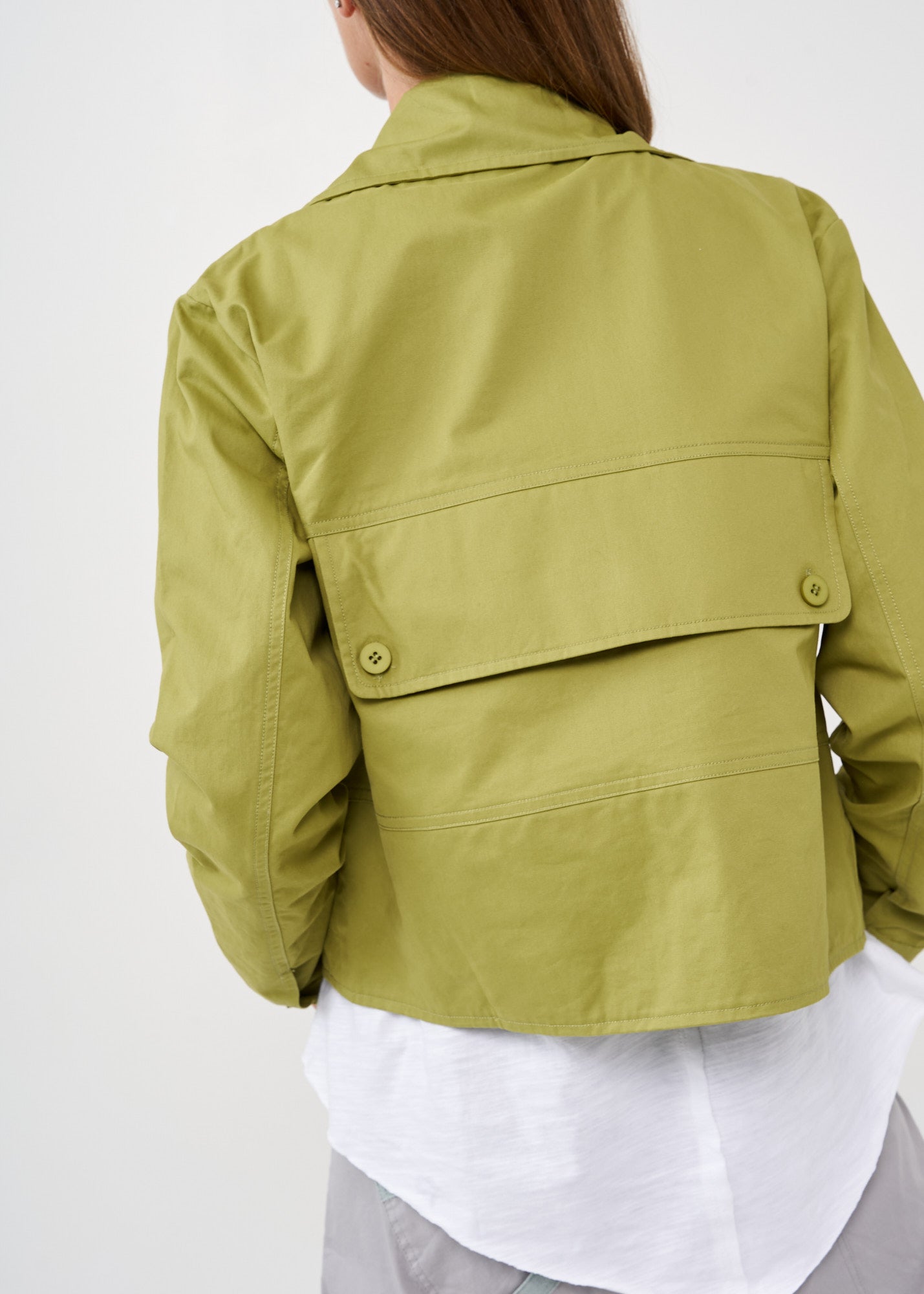 Three-button jacket and green rope
