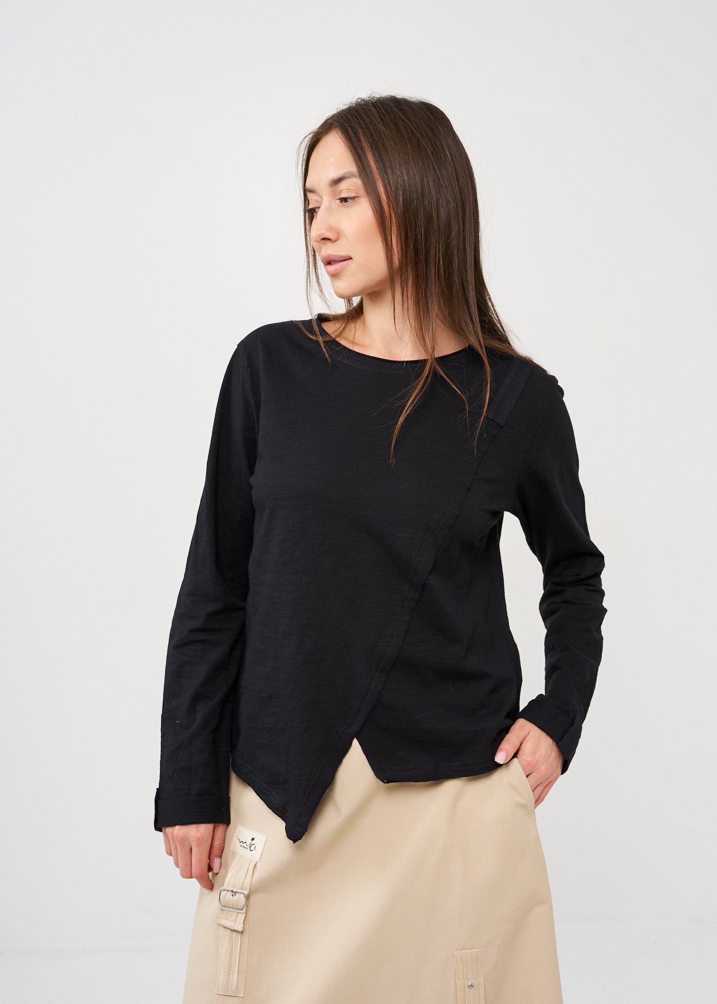 Long sleeve shirt with black ribbon combination