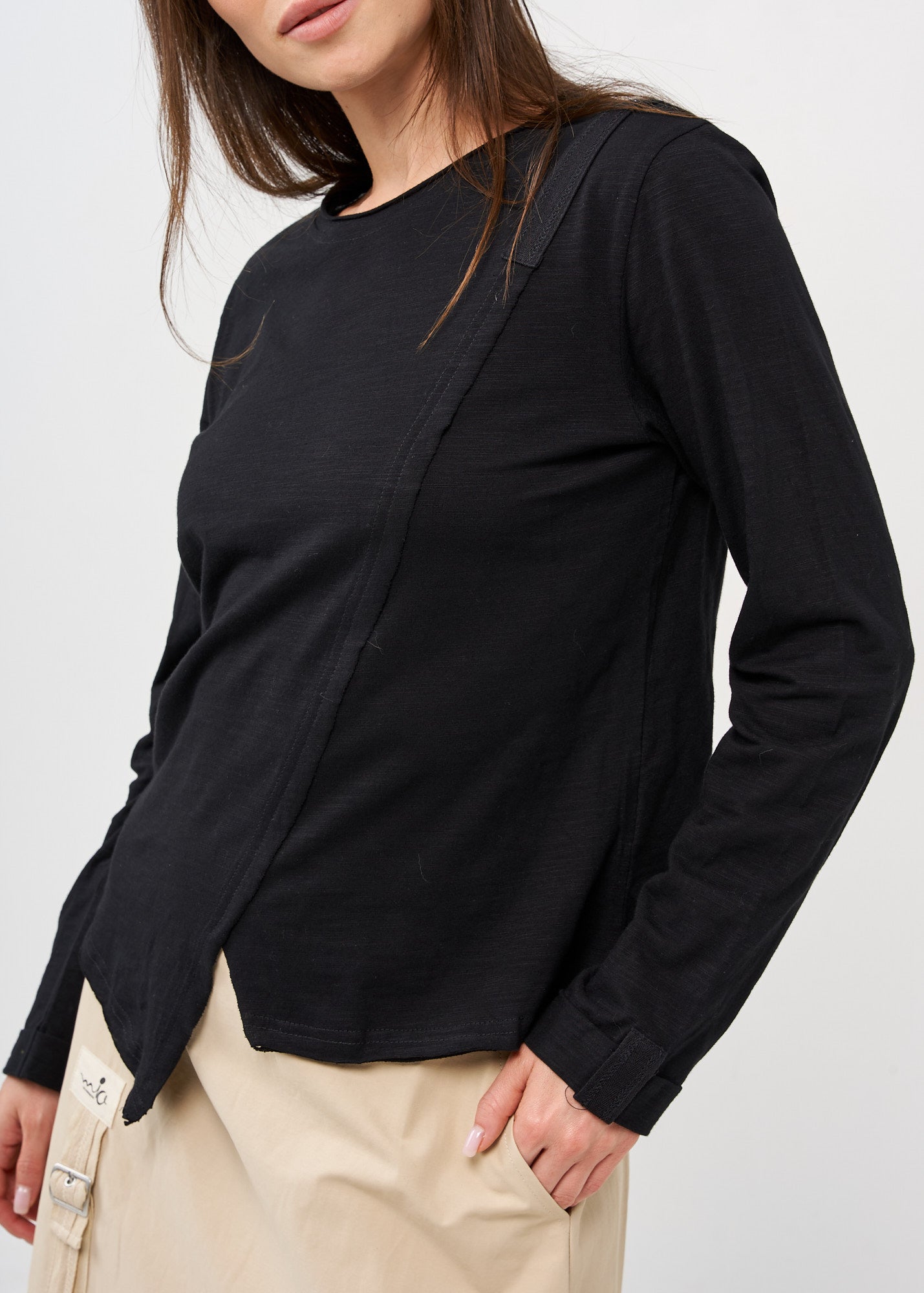 Long sleeve shirt with black ribbon combination