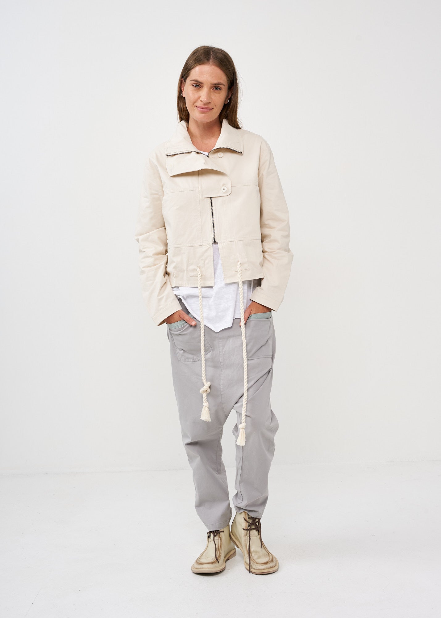 Three-button jacket and stone rope