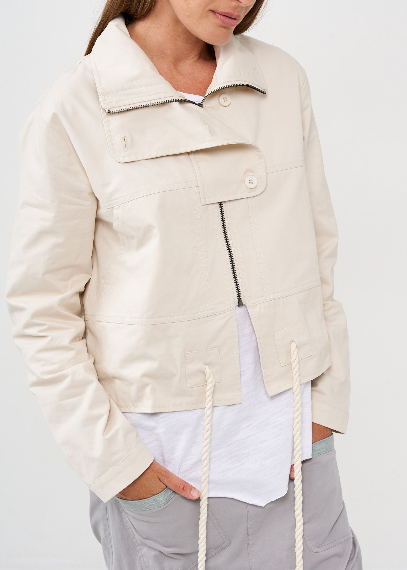 Three-button jacket and stone rope