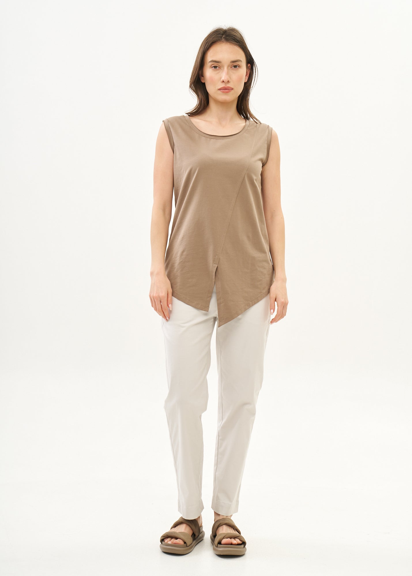 Undershirt with diagonal stitching and brown spikes